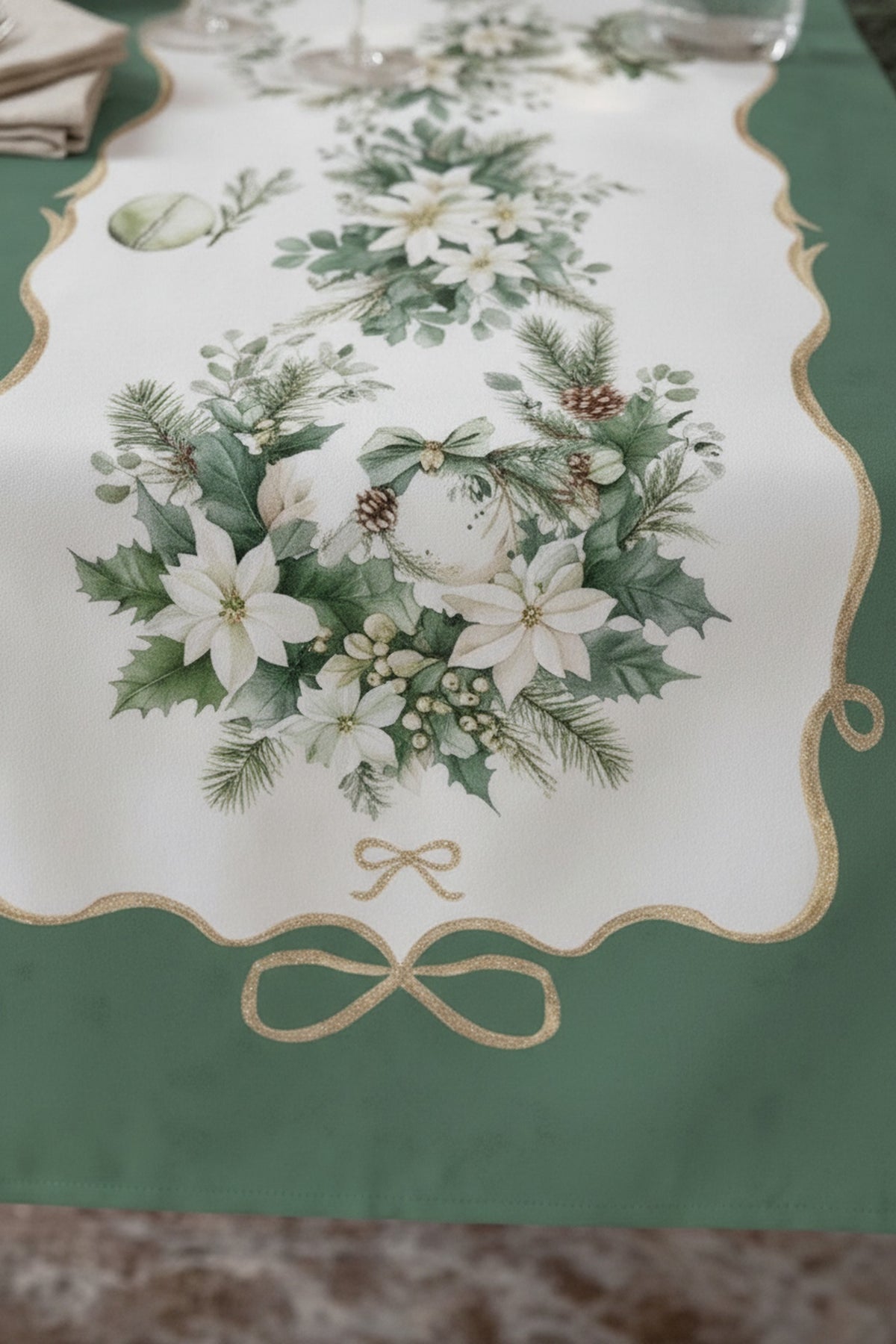 Elleboro Runner, dettaglio del bouquet di elleboro e agrifoglio con bordo dorato