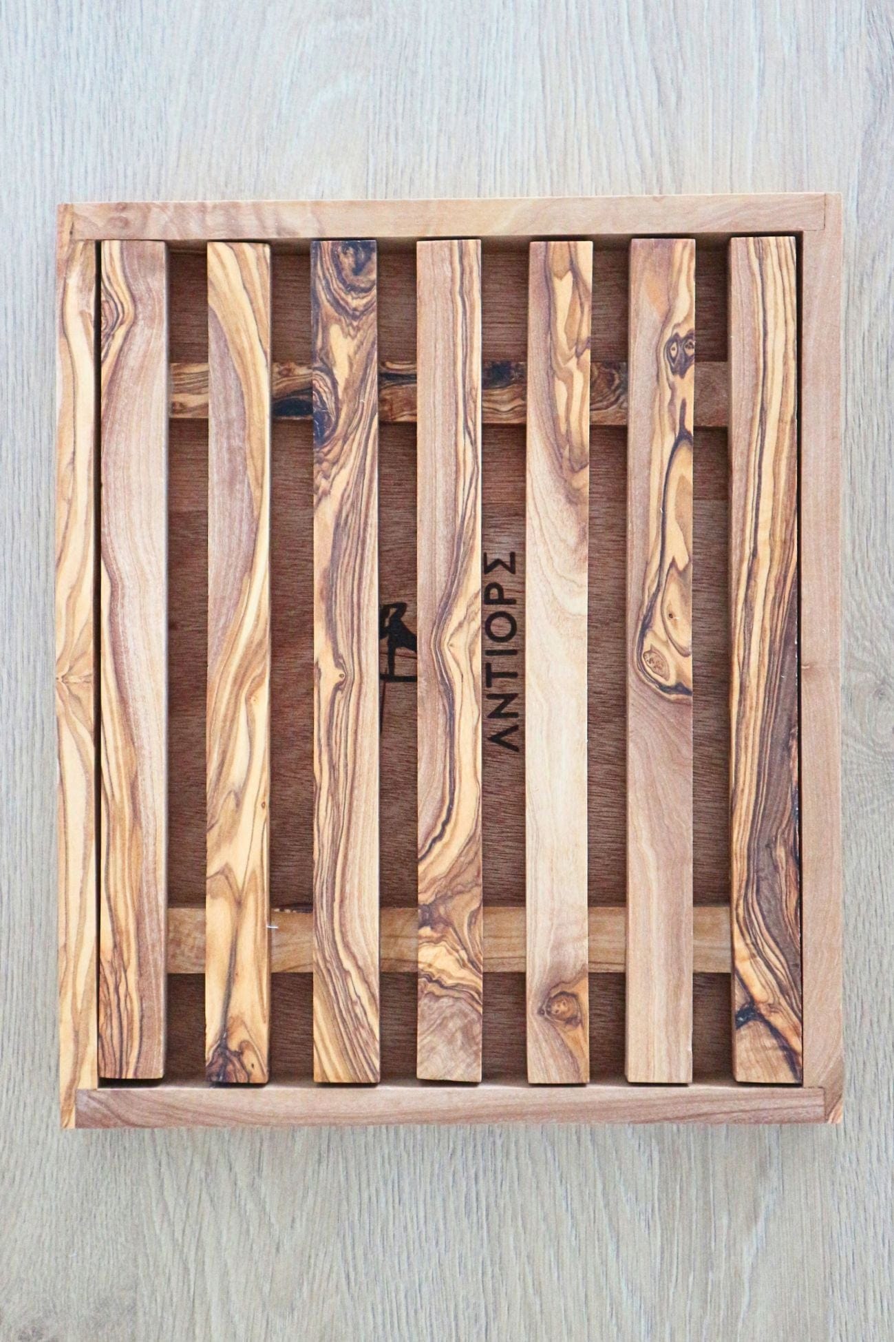 Antiope Design La Bottega dell'Olivo La Bottega dell'Olivo - Tagliere per pane in legno d'ulivo Made in Italy
| Antiope Design
