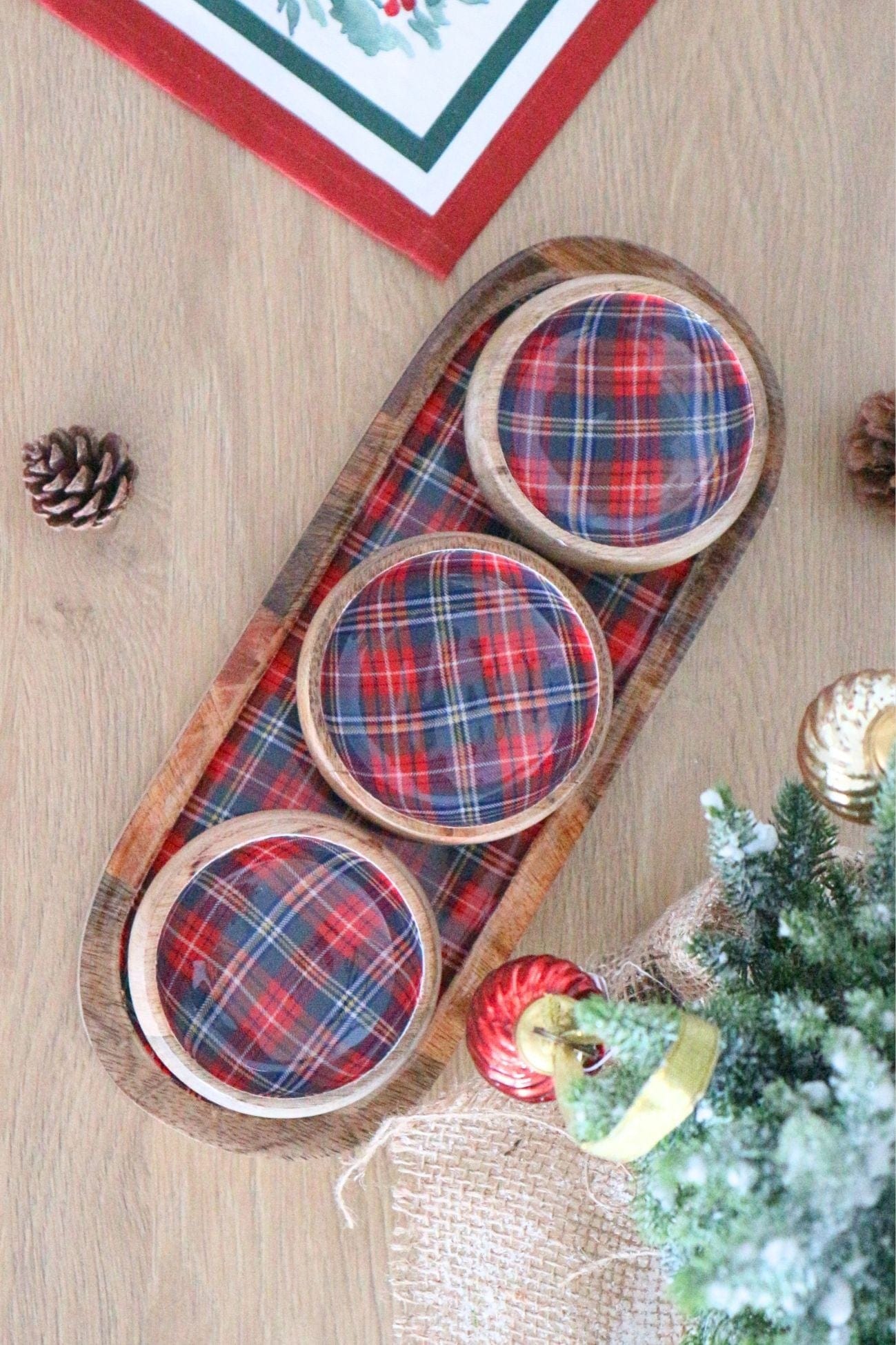 Blanc MariClo' Carol Of The Bells Carol Of The Bells - Set vassoio e 3 ciotoline con fantasia tartan laccate all'interno | Blanc MariClo'