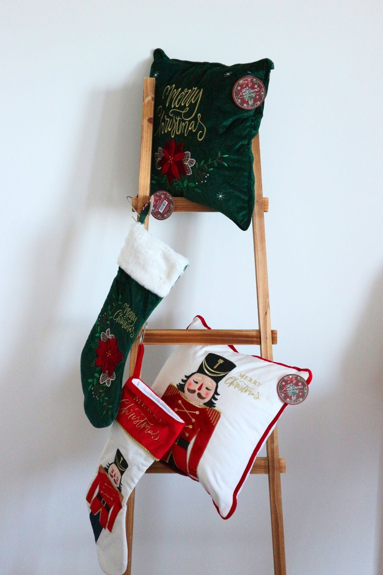 Blanc MariClo' Lo Schiaccianoci Lo Schiaccianoci - Cuscino di Natale in velluto verde con scritta Merry Christmas | Blanc MariClo'