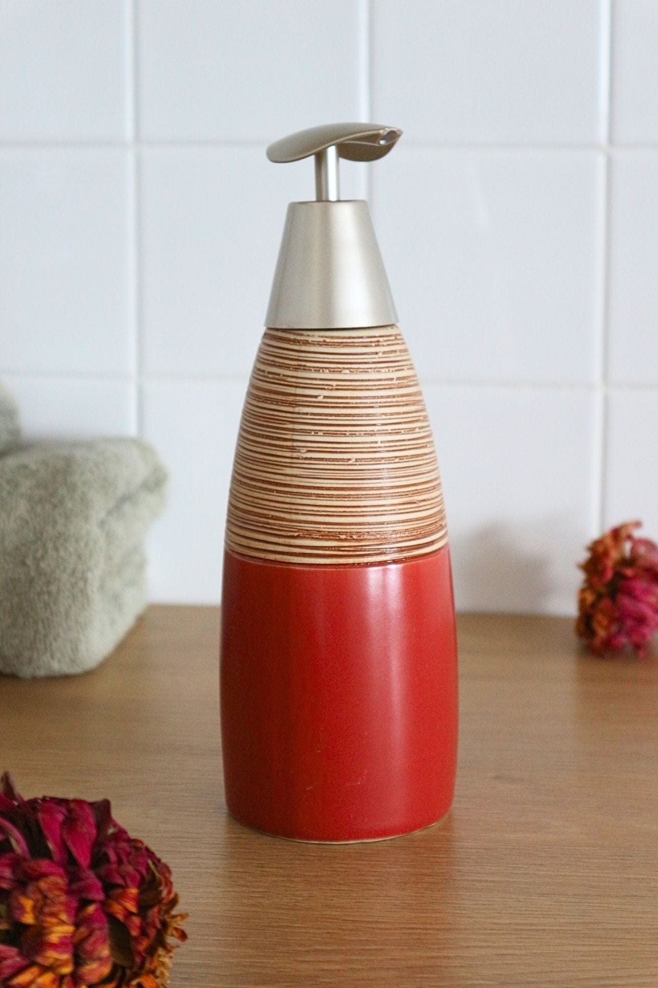 Item International Alden Dosatore di sapone con portaspazzolino rosso e legno