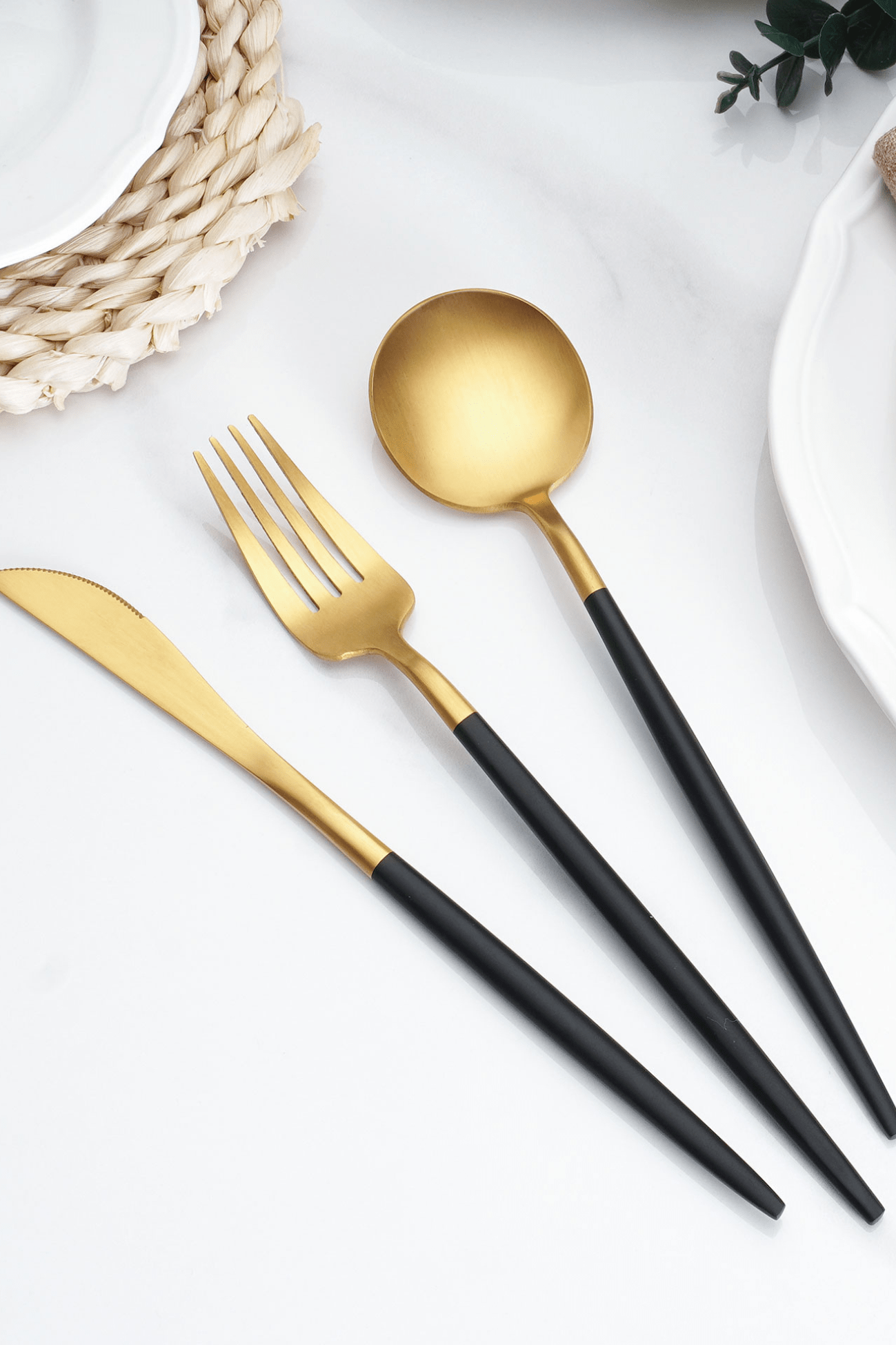 Item International Amaka Set di 16 posate in acciaio inox dorato e manico nero per 4 persone