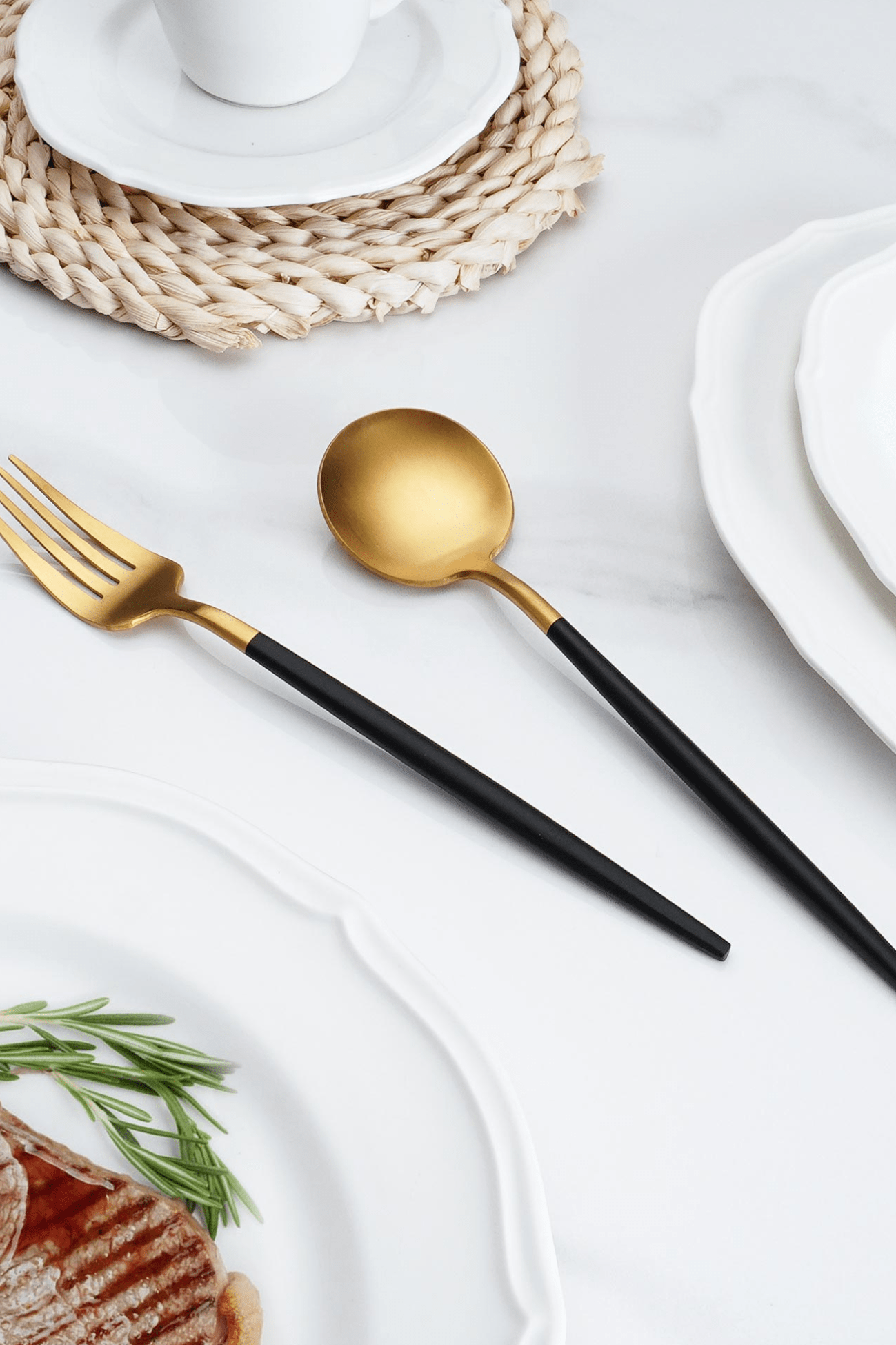 Item International Amaka Set di 16 posate in acciaio inox dorato e manico nero per 4 persone
