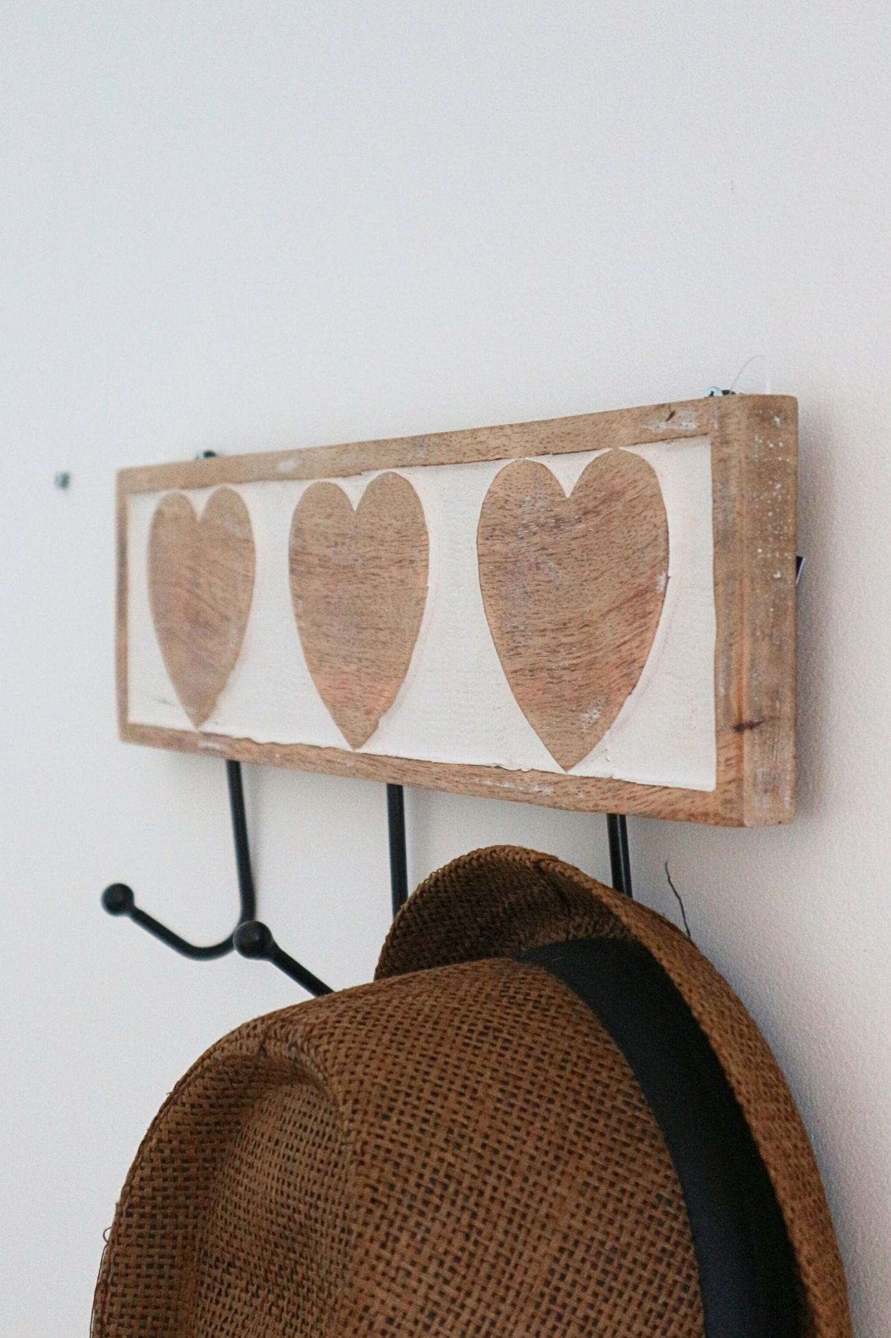 Item International Corey Corey - Appendiabiti in legno con ganci in metallo con cuori | Item International