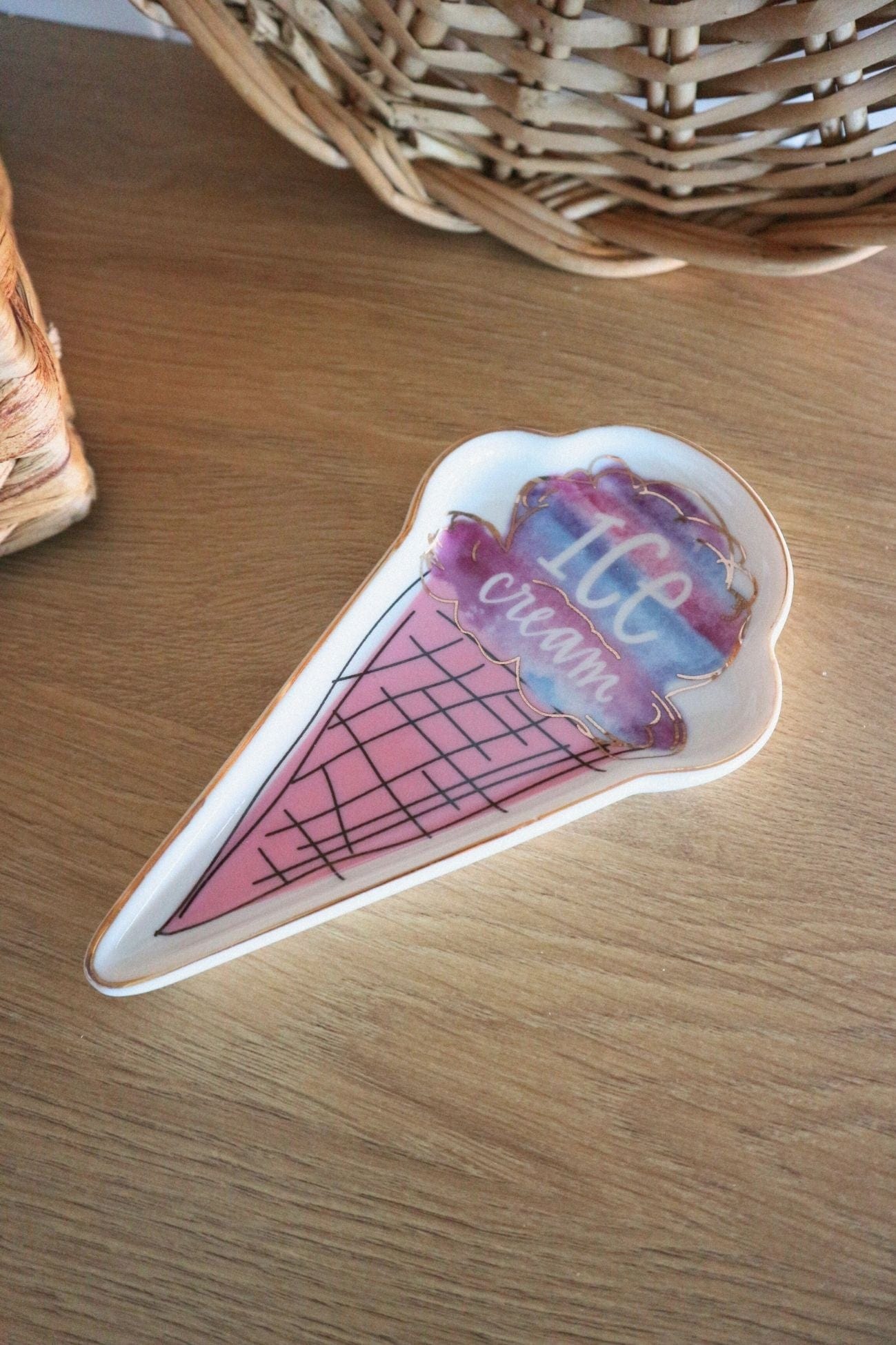 Item International Cream Cream - Ice Cream - Svuotatasche in porcellana a forma di gelato | Item International