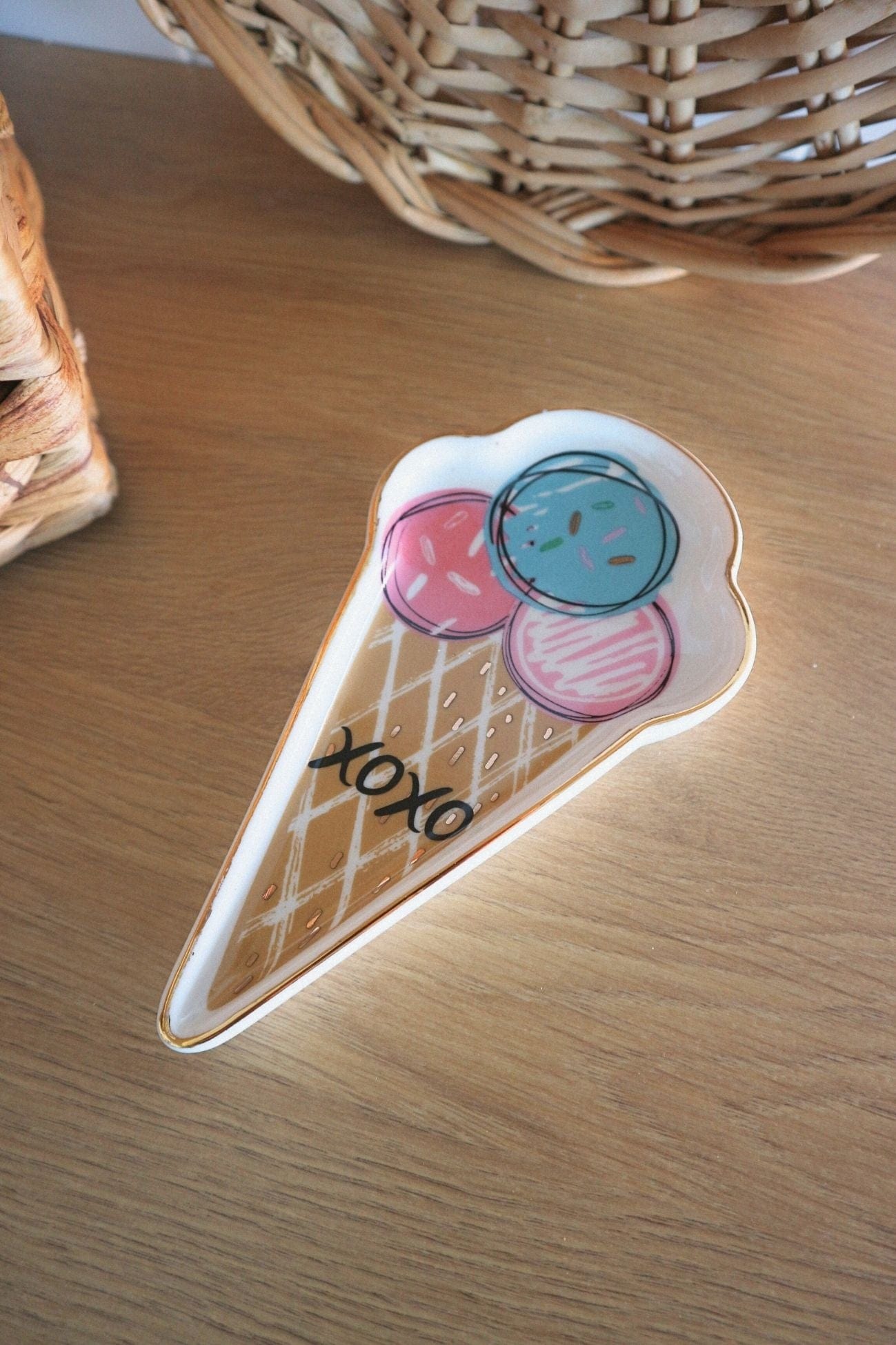 Item International Cream Cream - XOXO - Svuotatasche in porcellana a forma di gelato | Item International