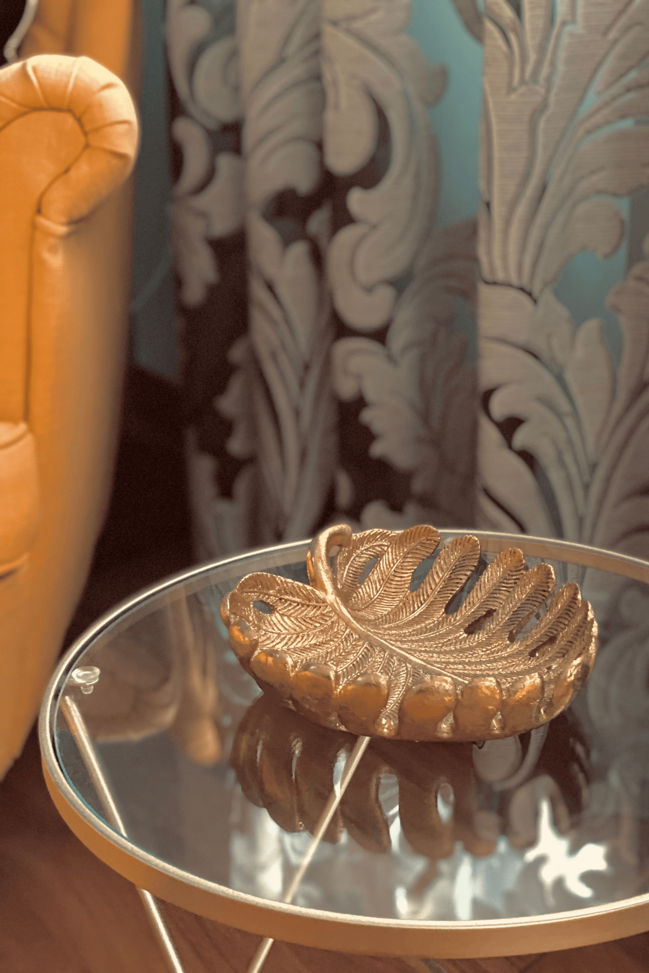 Svuotatasche dorato a forma di foglia