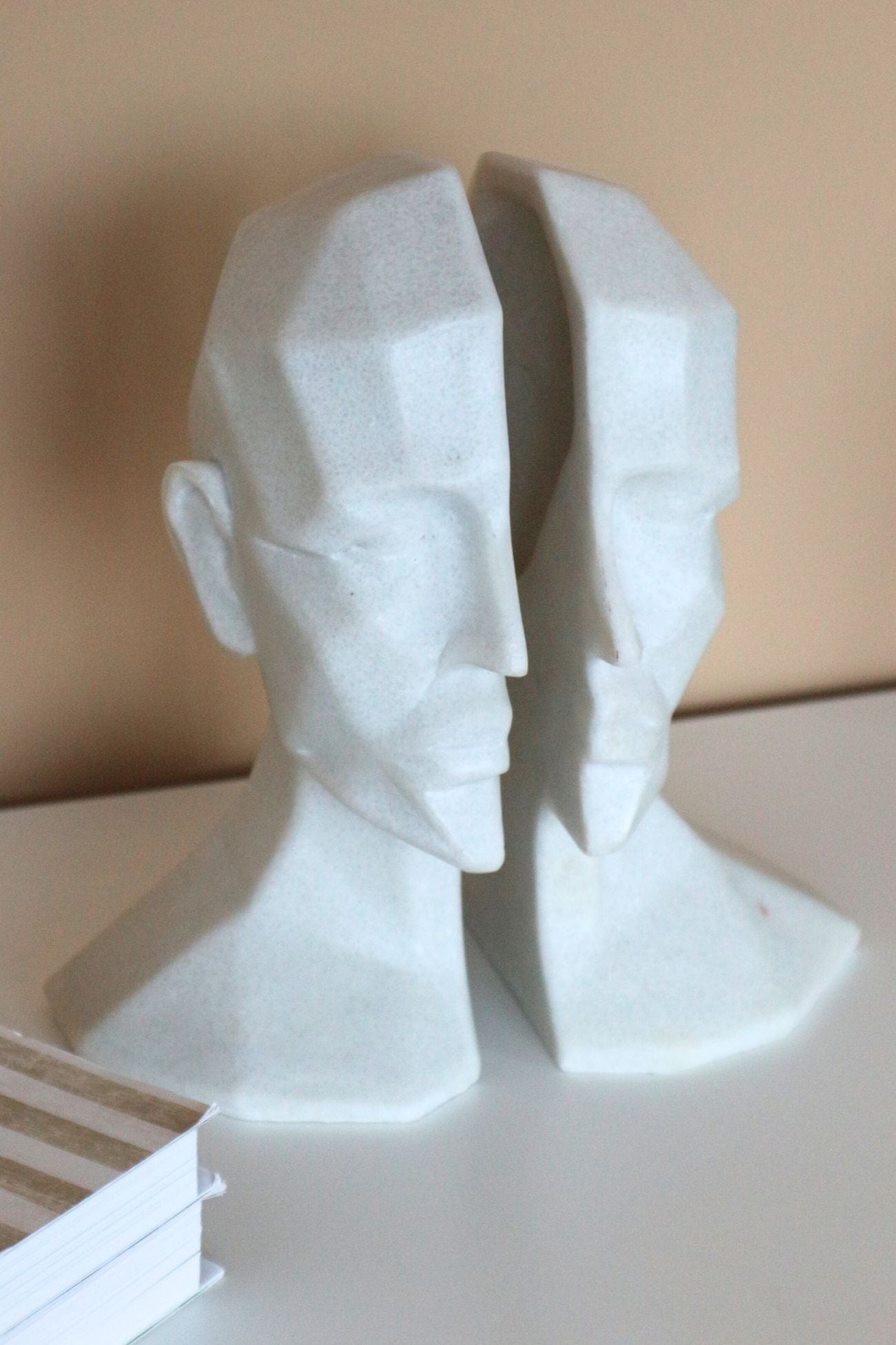 Item International Ferdinand Ferdinand - Set di 2 fermalibri a forma di viso geometrico | Item International