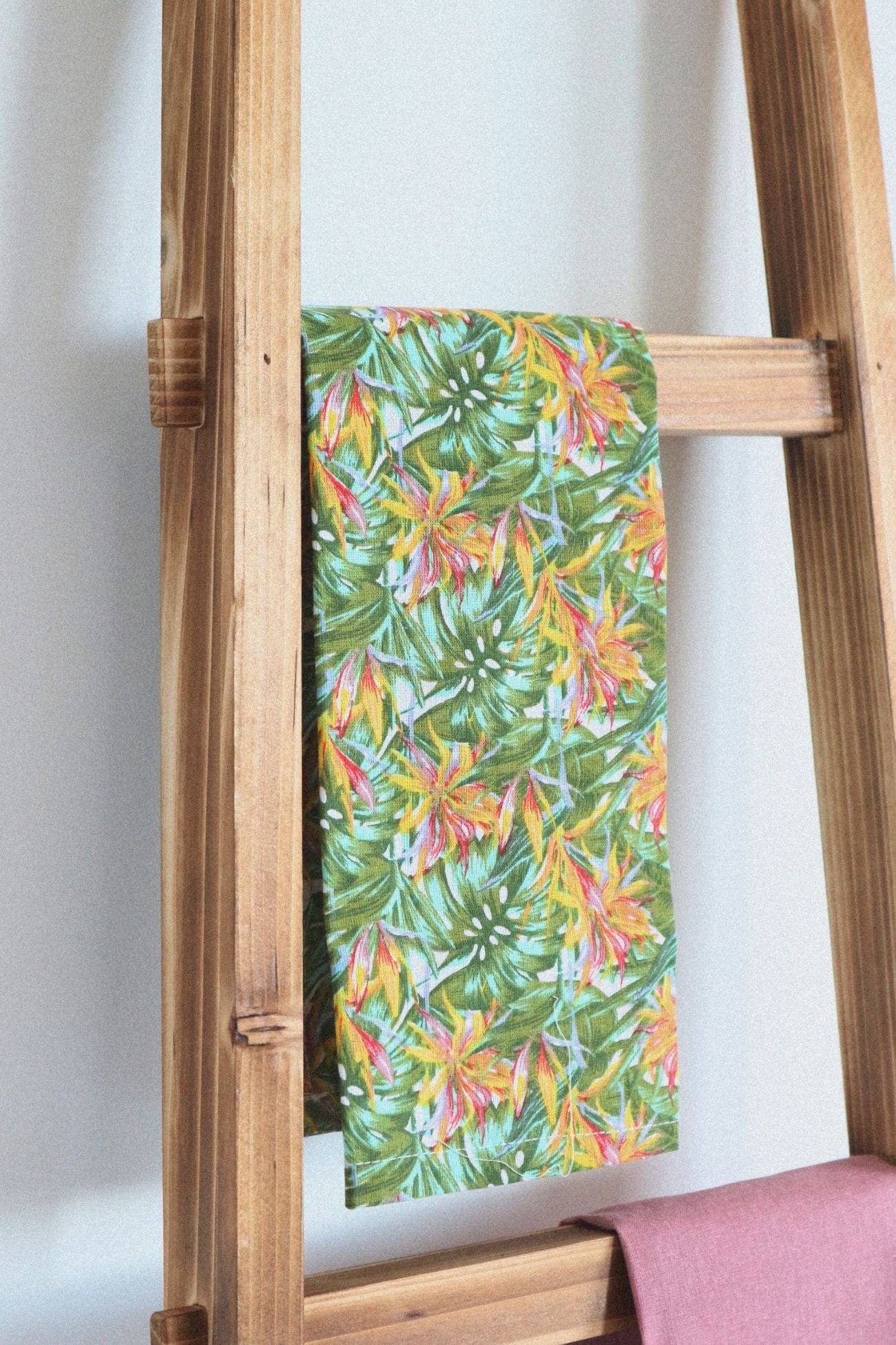 Item International Galia Galia - Set di 2 strofinacci in cotone verde e rosa con motivo floreale | Item International