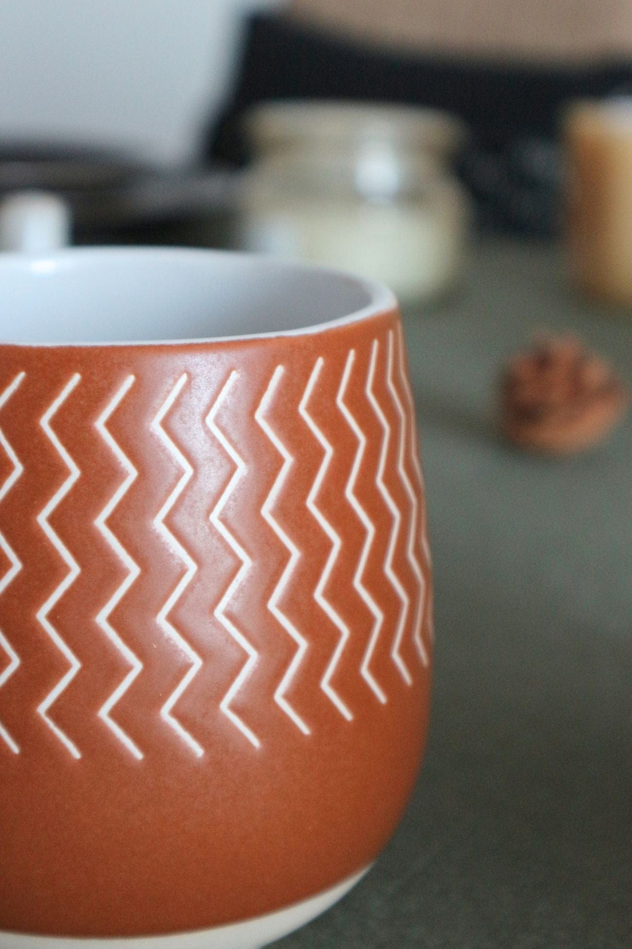 Item International Ginevra Ginevra - Tazza in porcellana marrone con base beige e cucchiaio 430ml | Item International