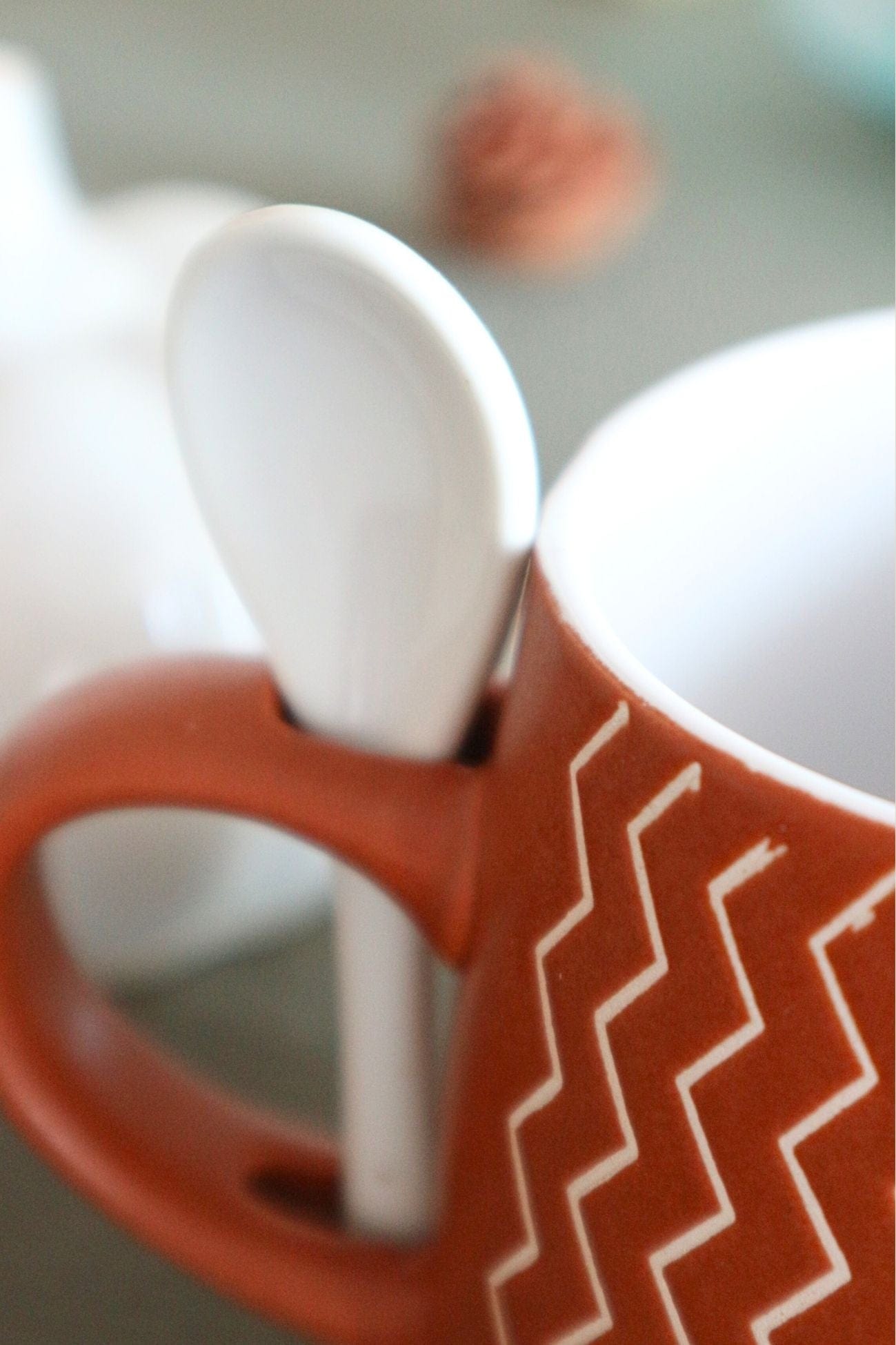 Item International Ginevra Ginevra - Tazza in porcellana marrone con base beige e cucchiaio 430ml | Item International