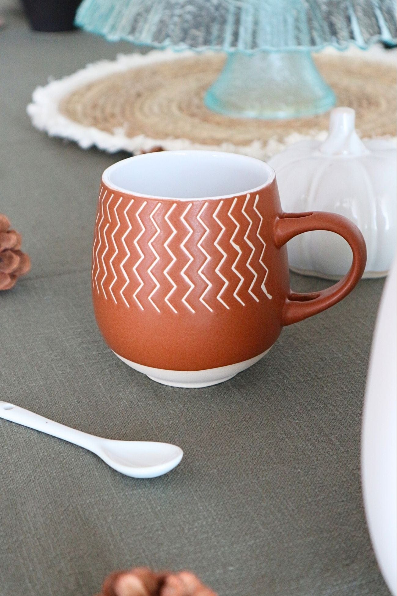 Item International Ginevra Ginevra - Tazza in porcellana marrone con base beige e cucchiaio 430ml | Item International