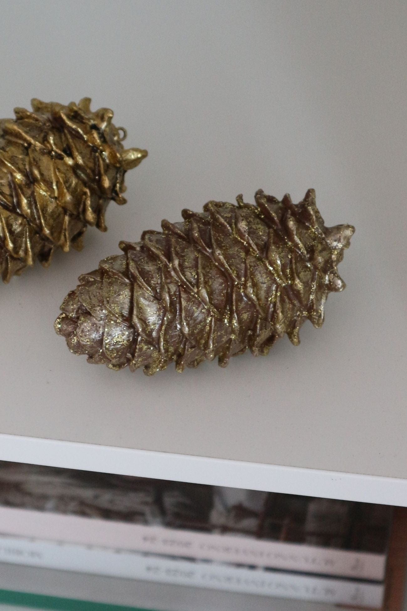 Item International Kotte Kotte - Pigna decorativa natalizia in resina dorata con glitter | Item International