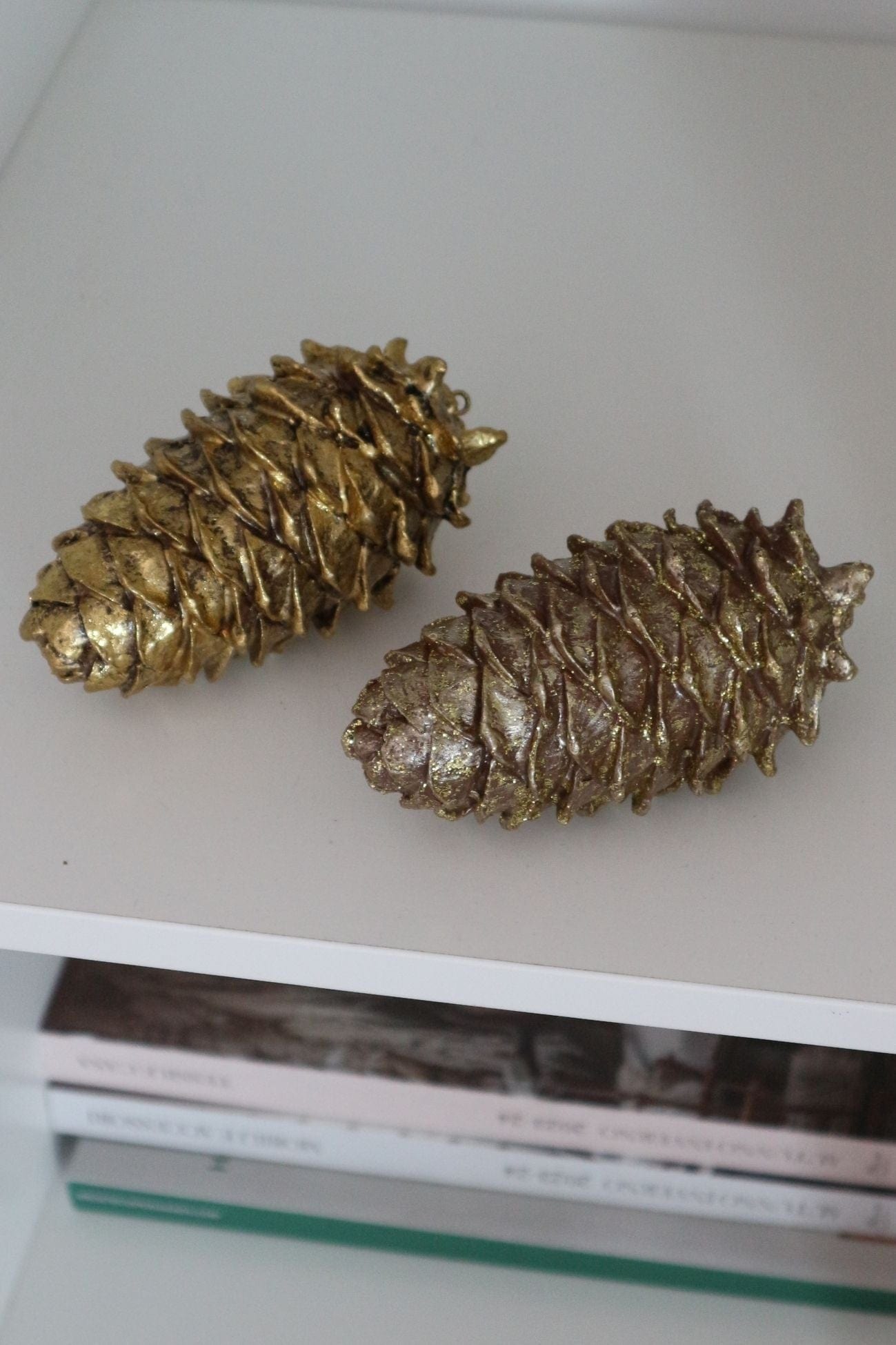 Item International Kotte Kotte - Pigna decorativa natalizia in resina dorata con glitter | Item International