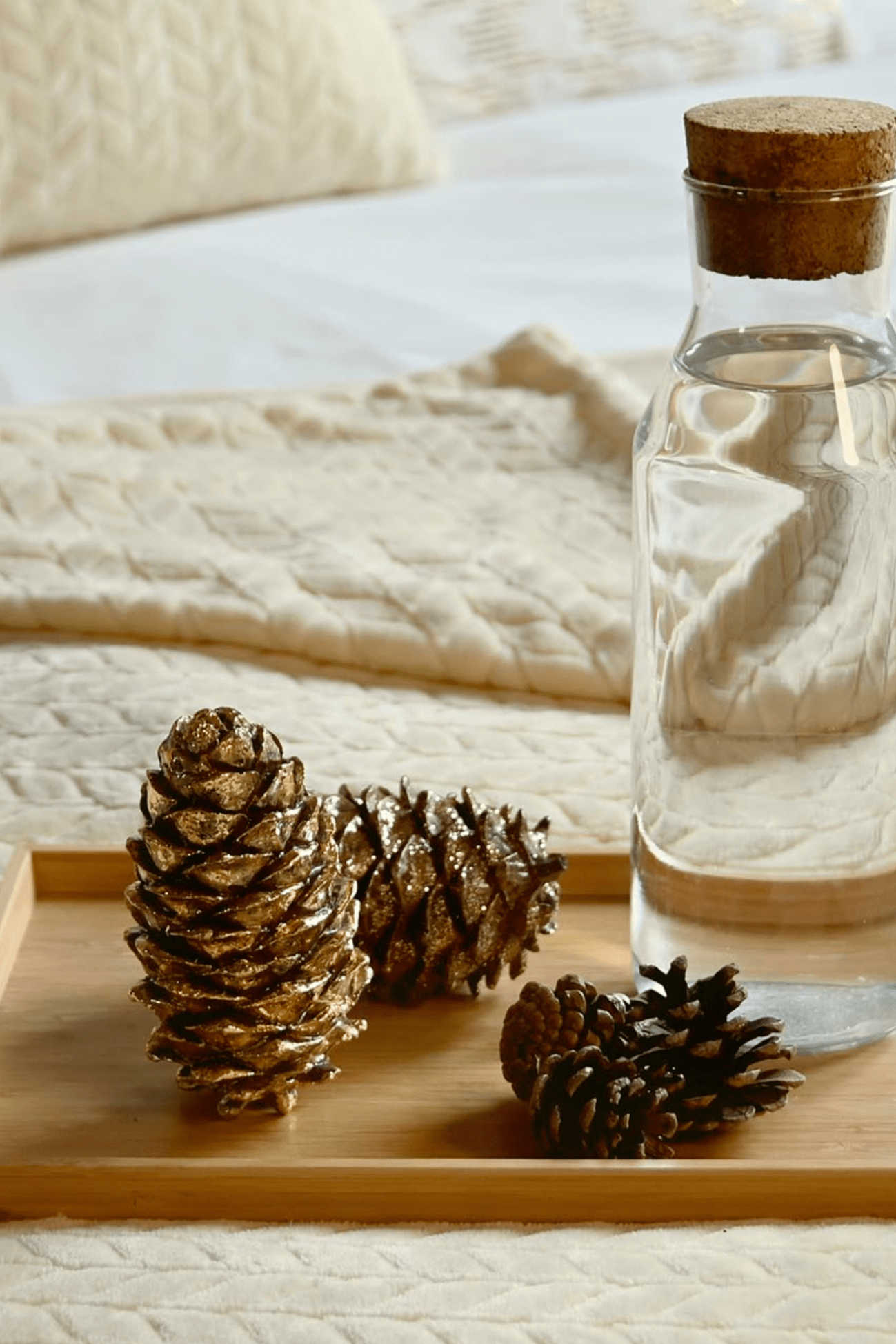 Item International Kotte Pigna decorativa natalizia in resina dorata con glitter
