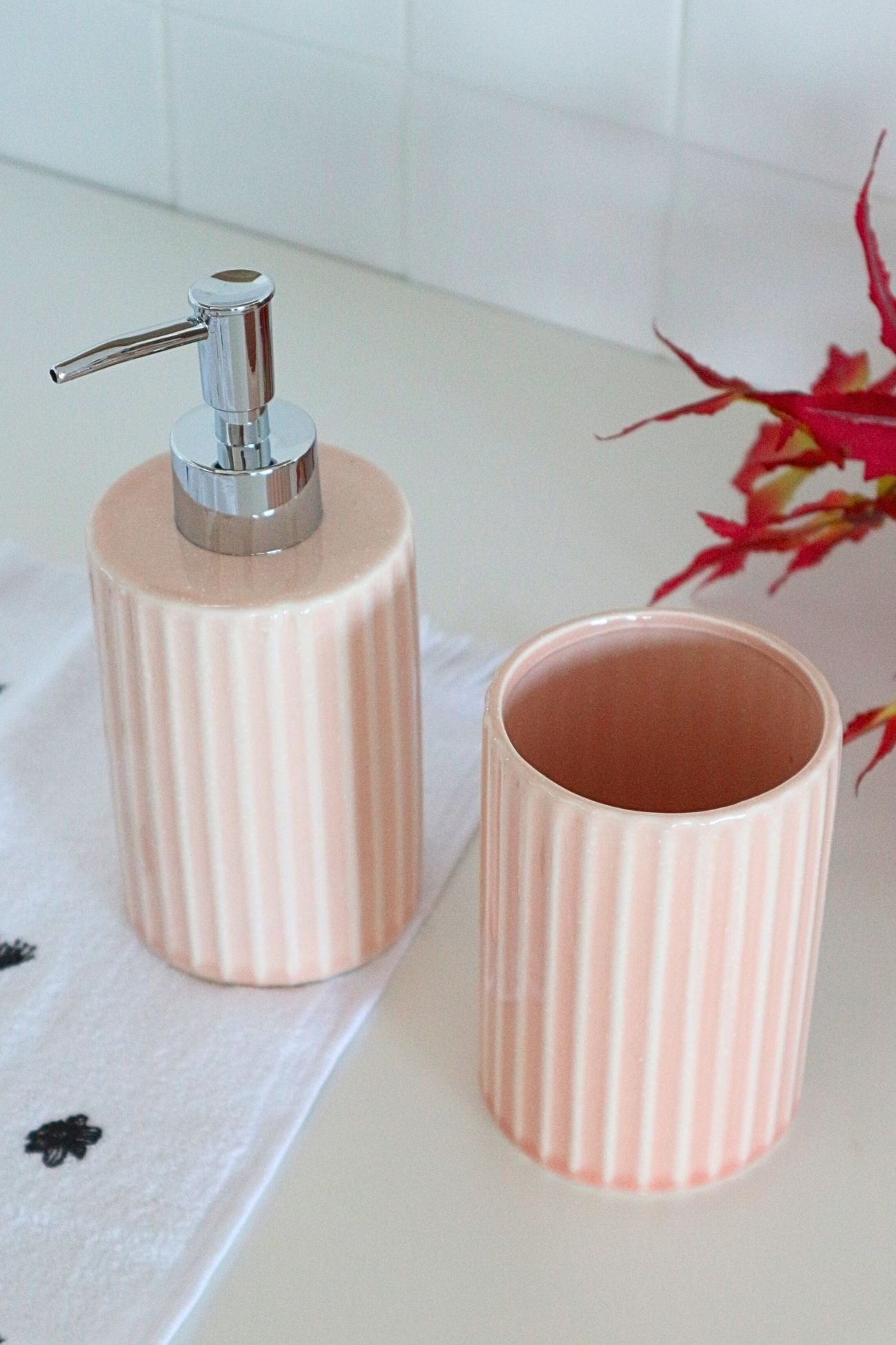 Item International Mary Mary - Dosatore di sapone rosa in porcellana con portaspazzolino | Item International