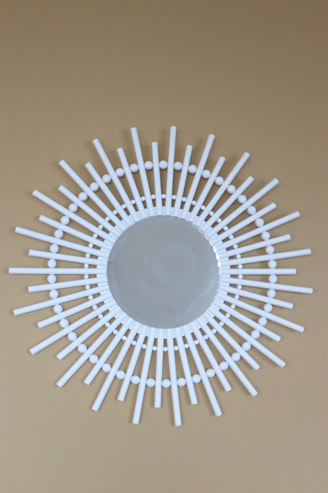 Item International Rivia Rivia - Specchio da parete bianco con raggi | Item International