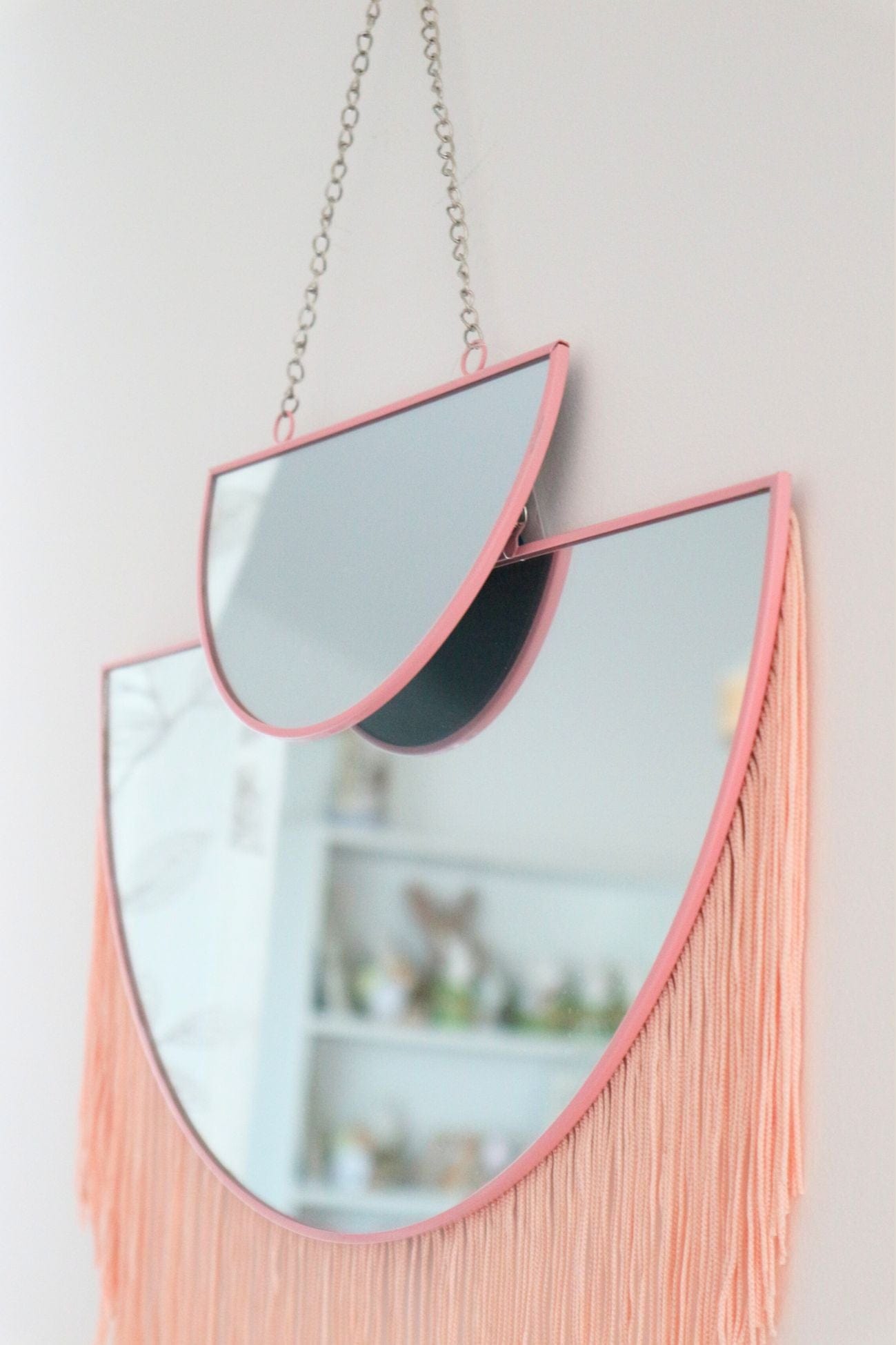 Item International Swathi Swathi - Specchio da parete mezzaluna rosa con frange | Item International