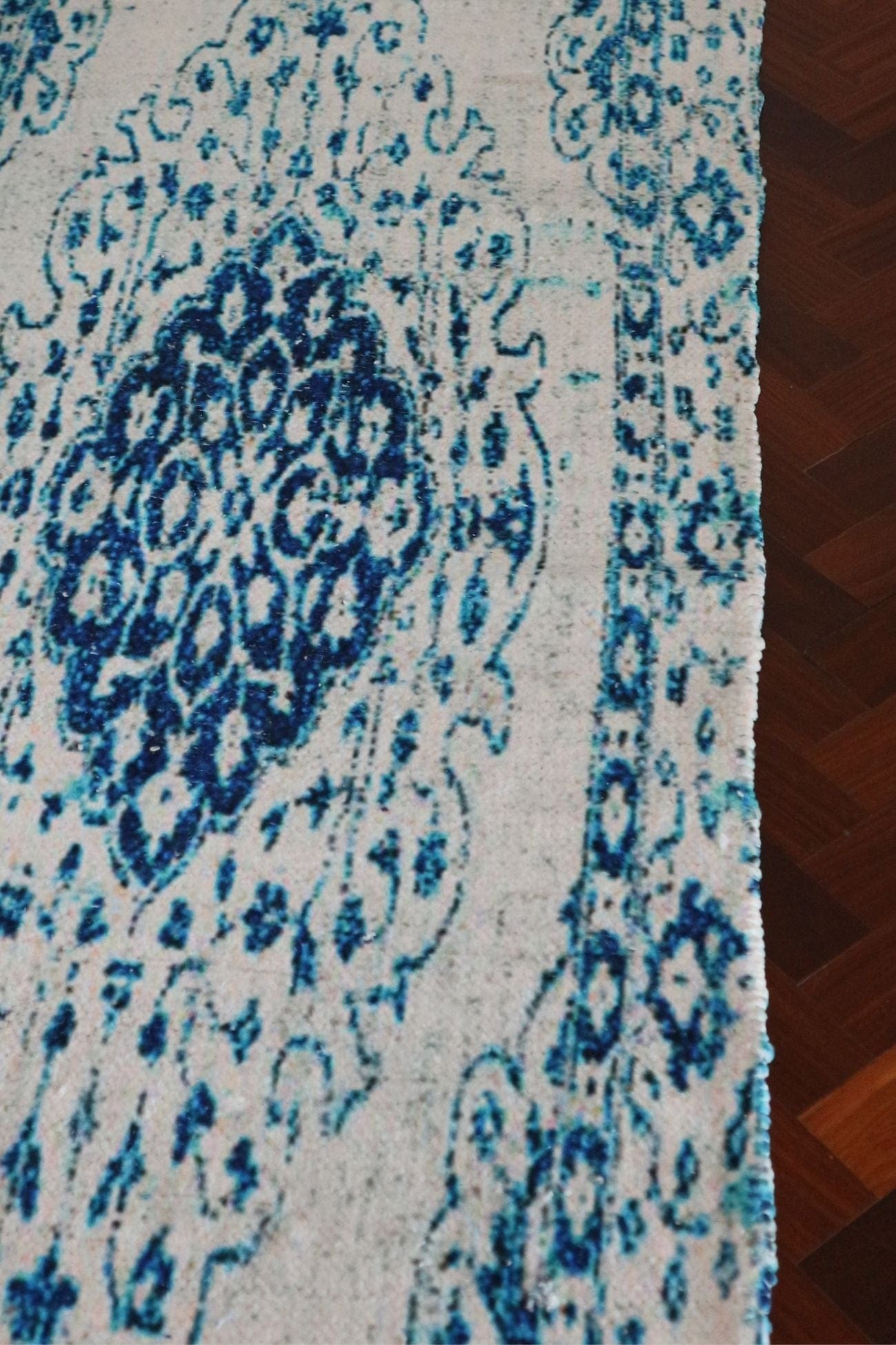 Item International Zariel Zariel - Passatoia in ciniglia di cotone azzurro con motivi etnici 60x240 | Item International