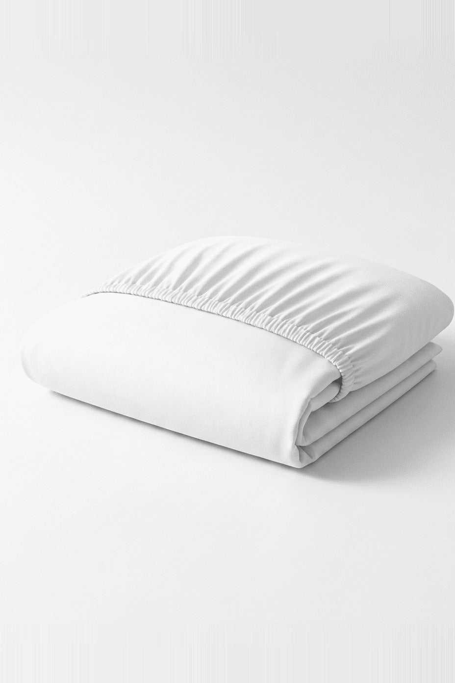 Izy Lenzuolo Inferiore Bianco - lenzuolo con angoli in percalle di cotone bianco piegato su sfondo bianco