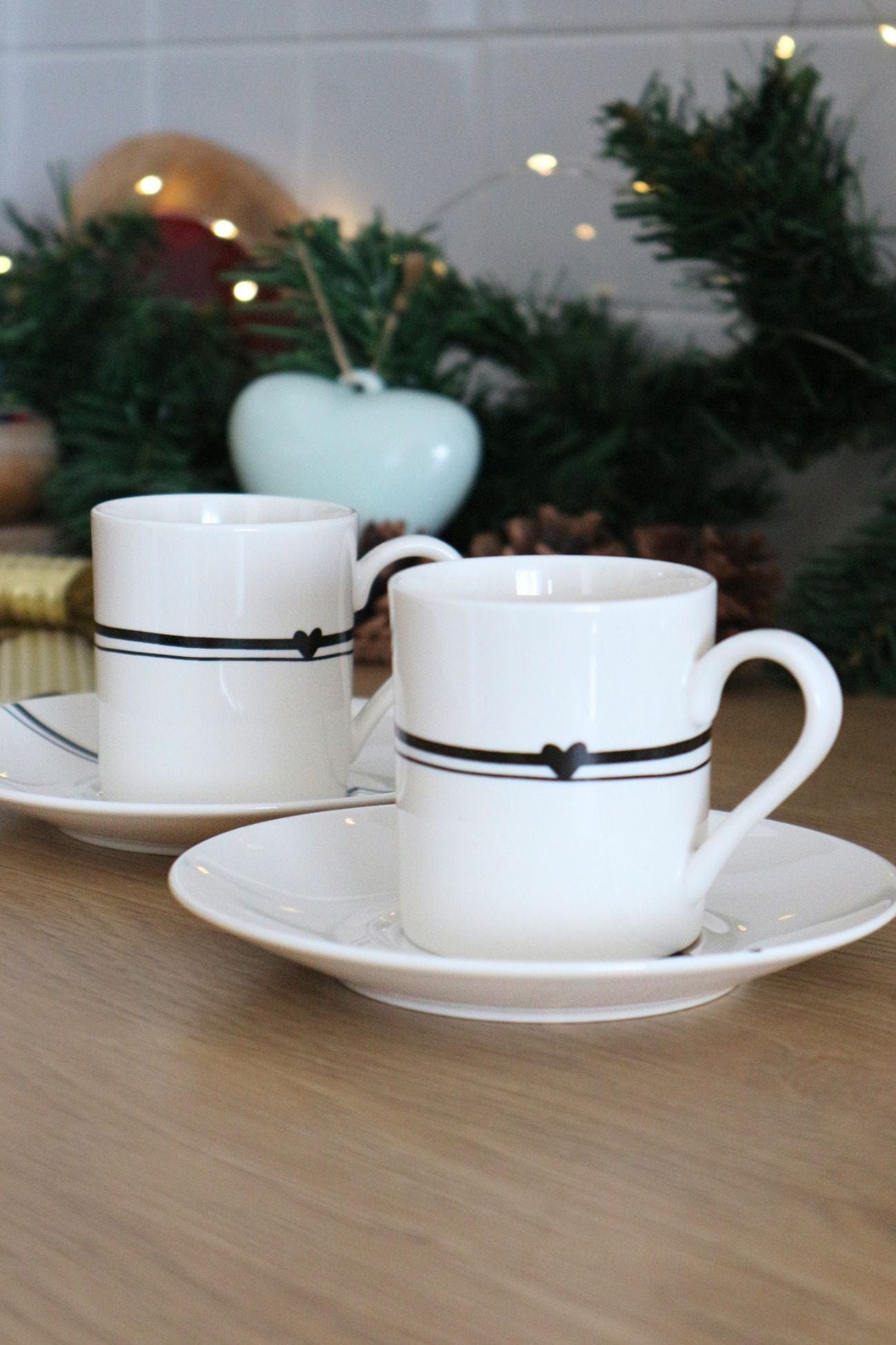 Luxe Lodge Buondì Buondì - Set di 2 tazze e piattini in ceramica con cuoricino nero | Luxe Lodge