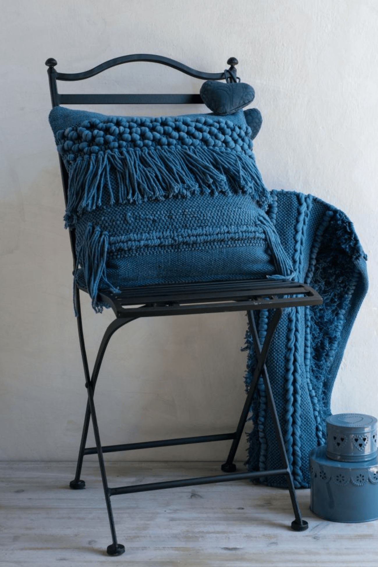 Luxe Lodge Rebi Cuscino arredo blu imbottito in cotone con frange in stile boho