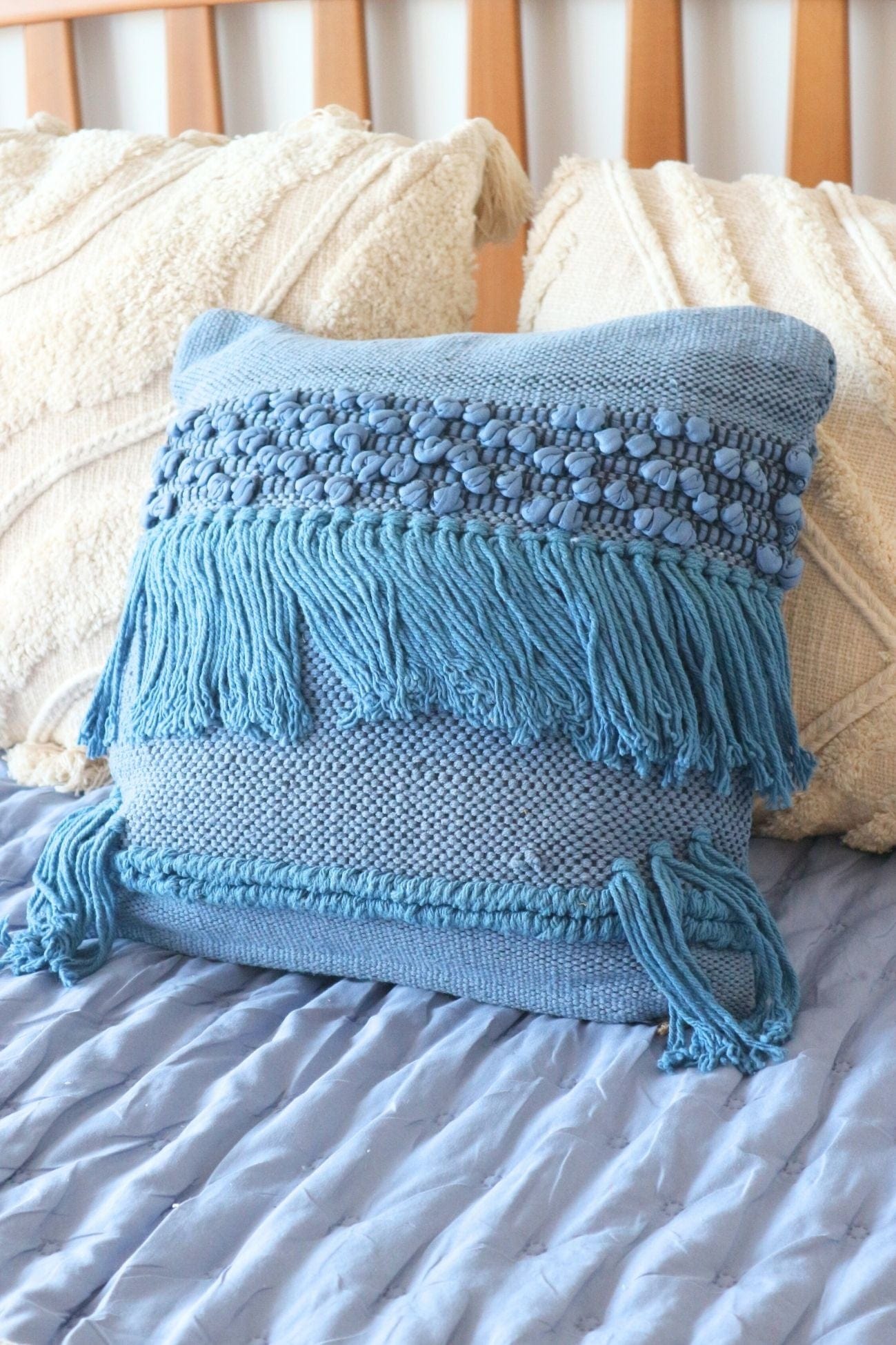 Luxe Lodge Rebi Rebi - Cuscino arredo blu imbottito in cotone con frange in stile boho | Luxe Lodge