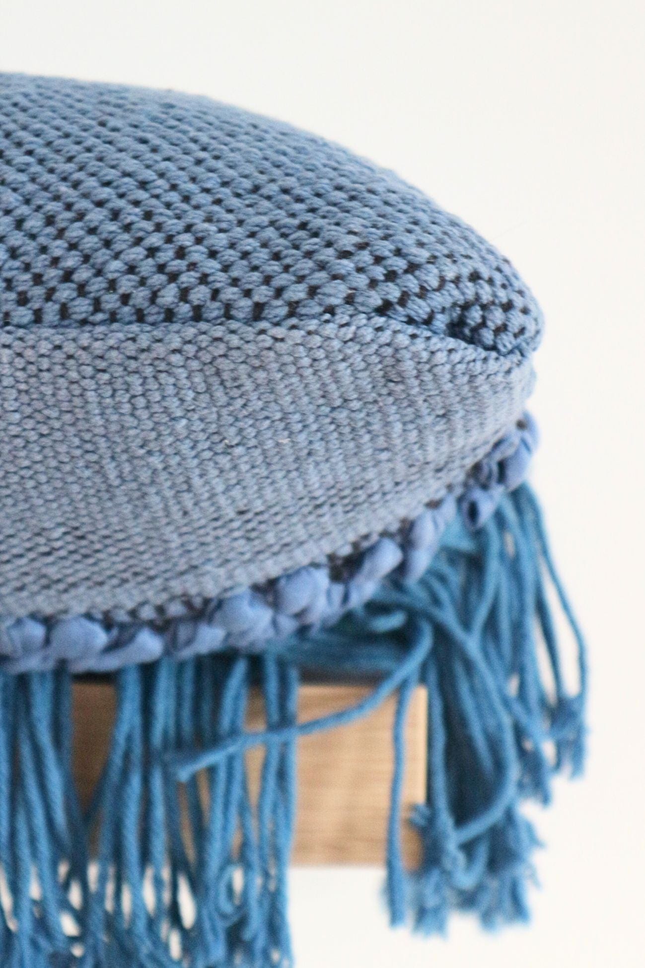 Luxe Lodge Rebi Rebi - Cuscino arredo blu imbottito in cotone con frange in stile boho | Luxe Lodge