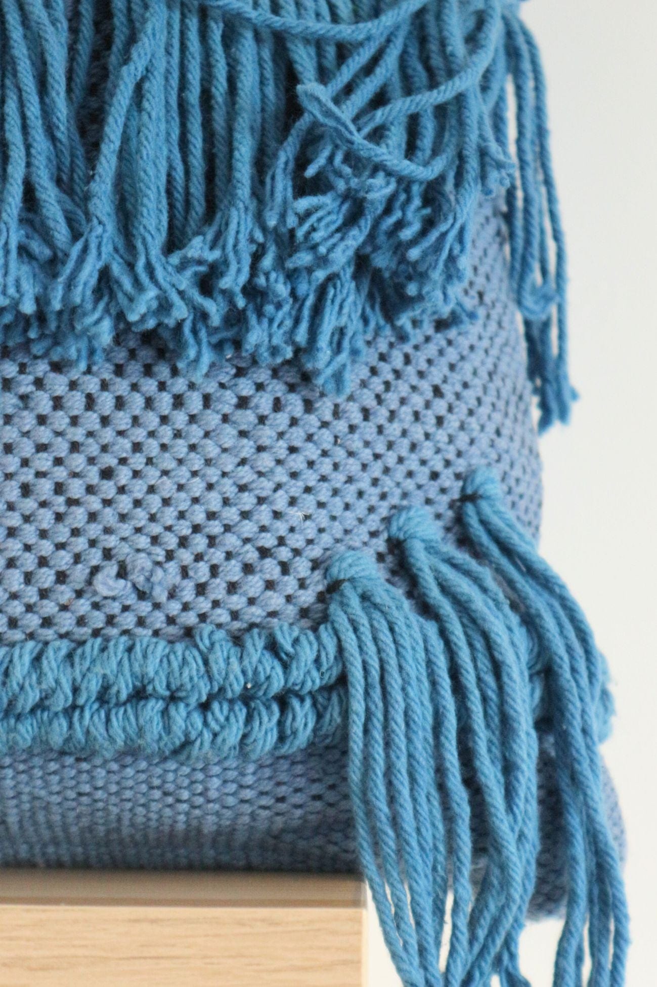 Luxe Lodge Rebi Rebi - Cuscino arredo blu imbottito in cotone con frange in stile boho | Luxe Lodge