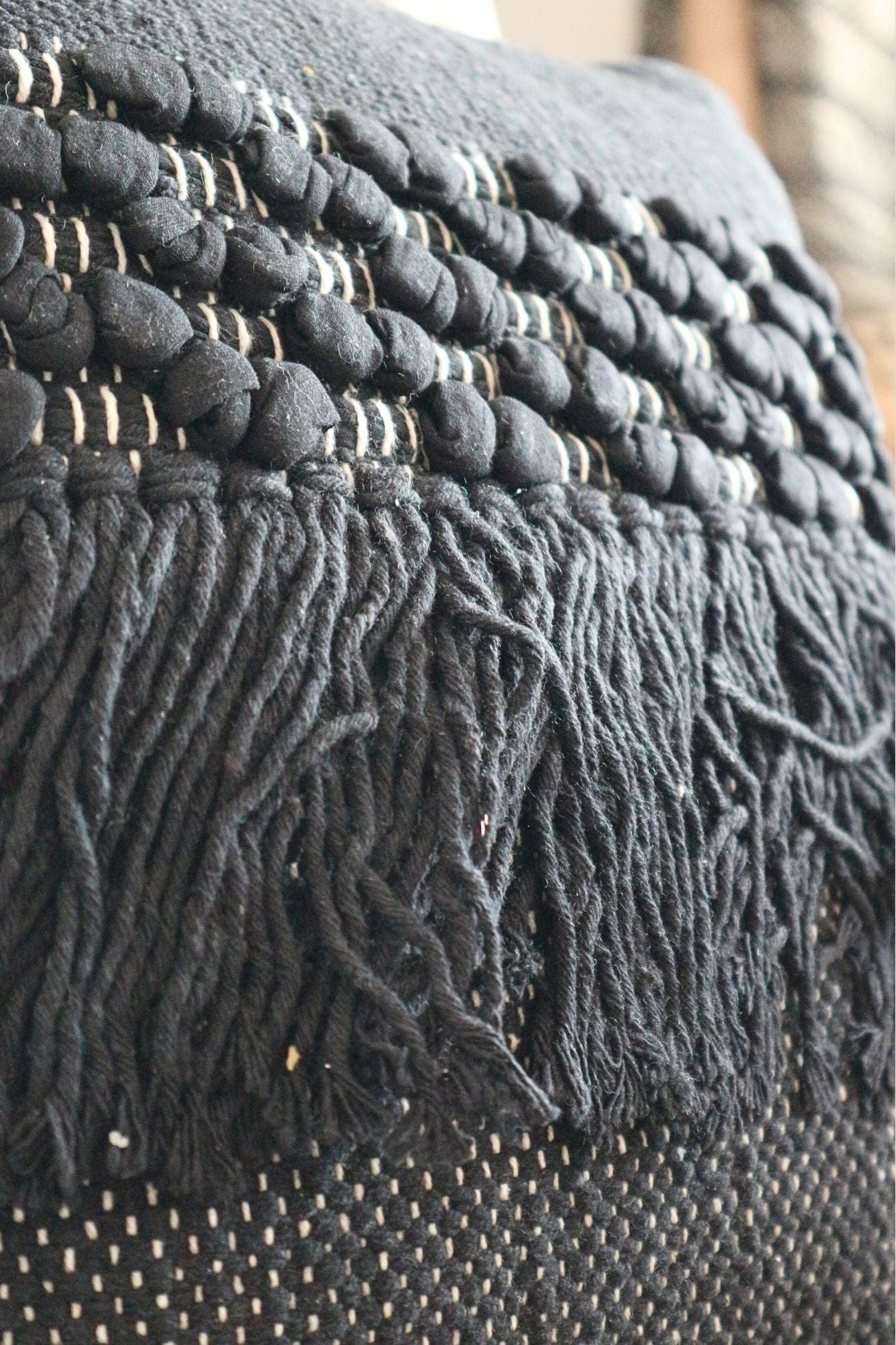 Luxe Lodge Rebi Rebi - Cuscino arredo nero imbottito in cotone con frange in stile boho | Luxe Lodge