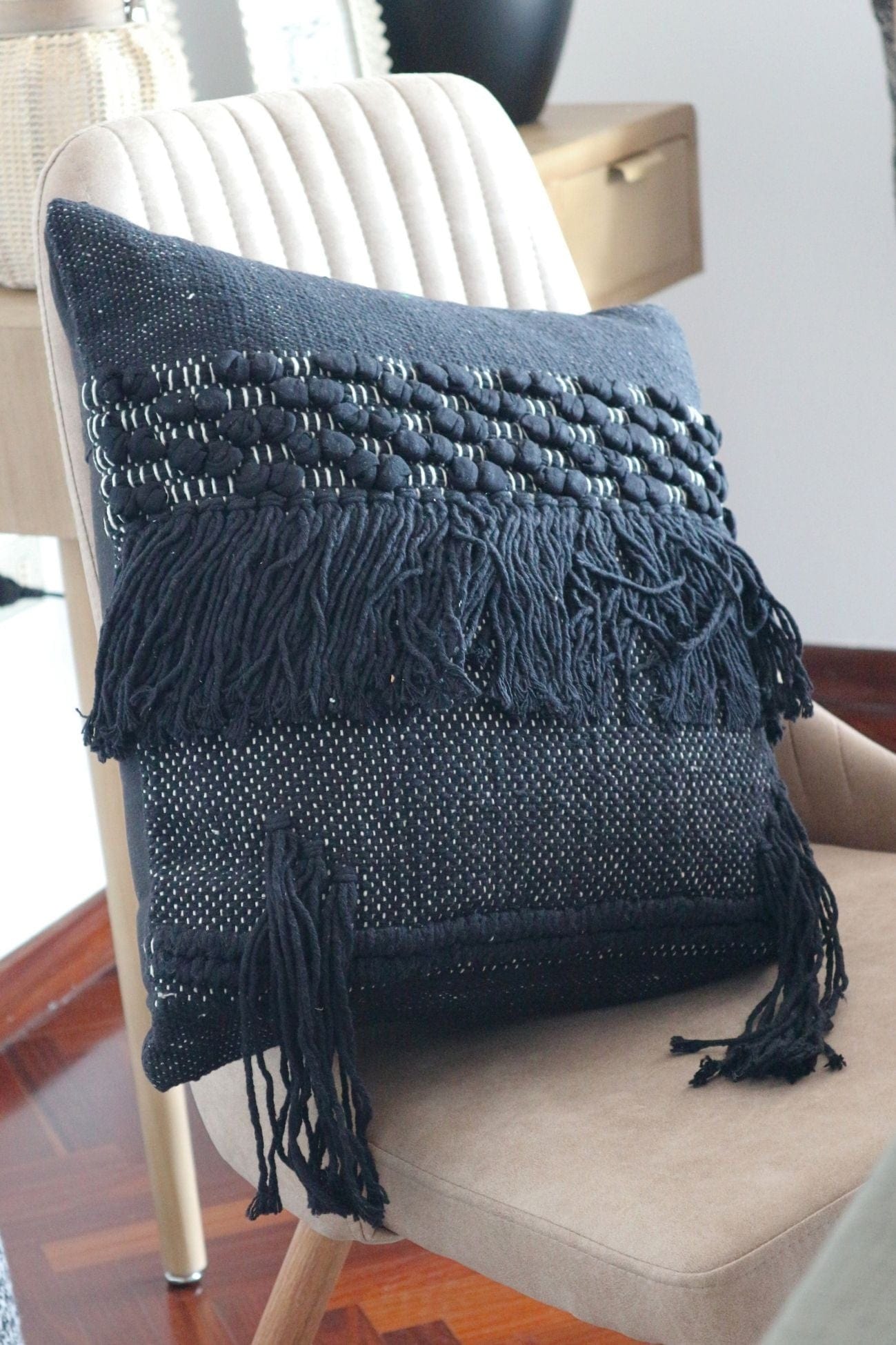Luxe Lodge Rebi Rebi - Cuscino arredo nero imbottito in cotone con frange in stile boho | Luxe Lodge