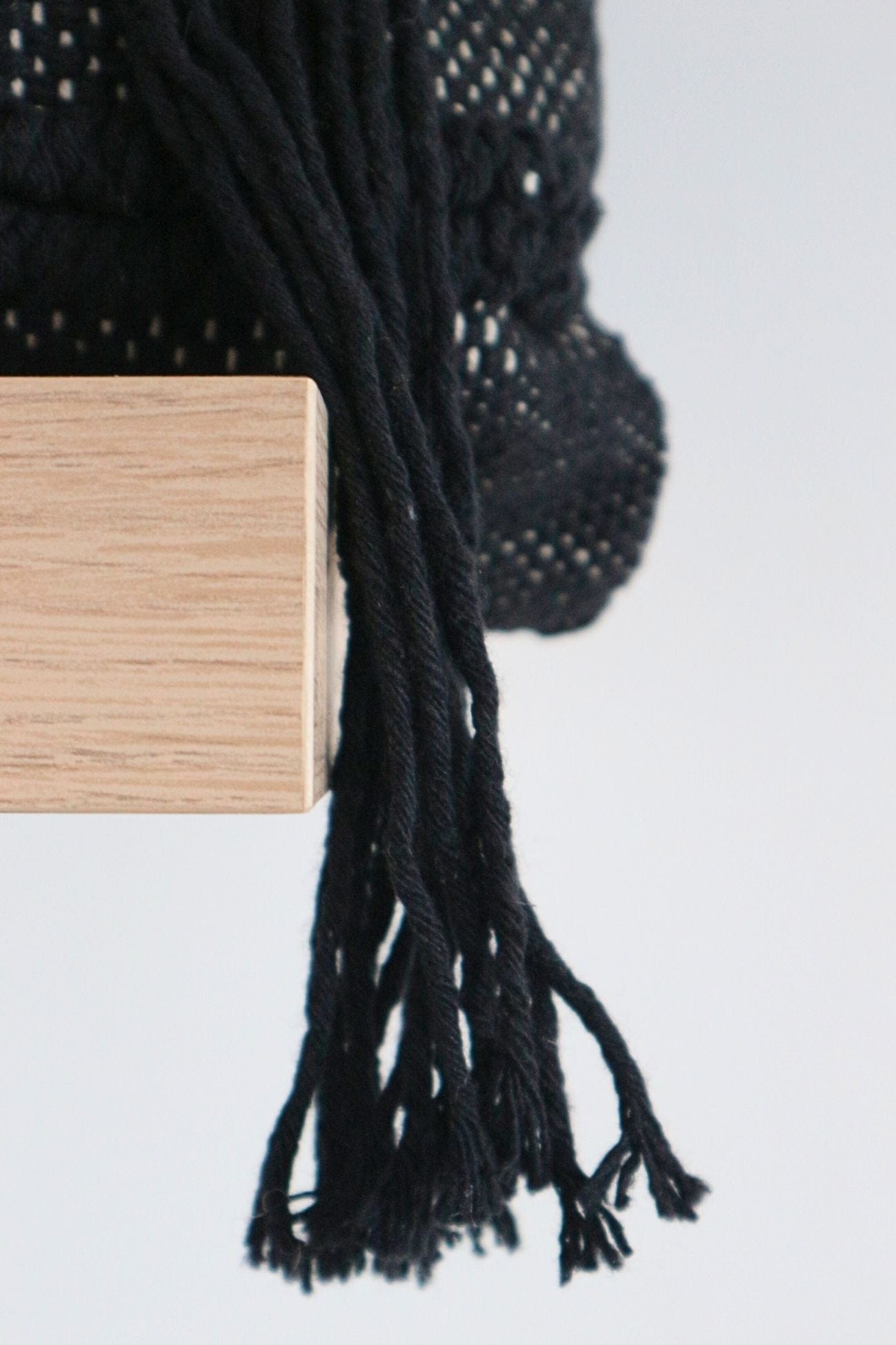 Luxe Lodge Rebi Rebi - Cuscino arredo nero imbottito in cotone con frange in stile boho | Luxe Lodge