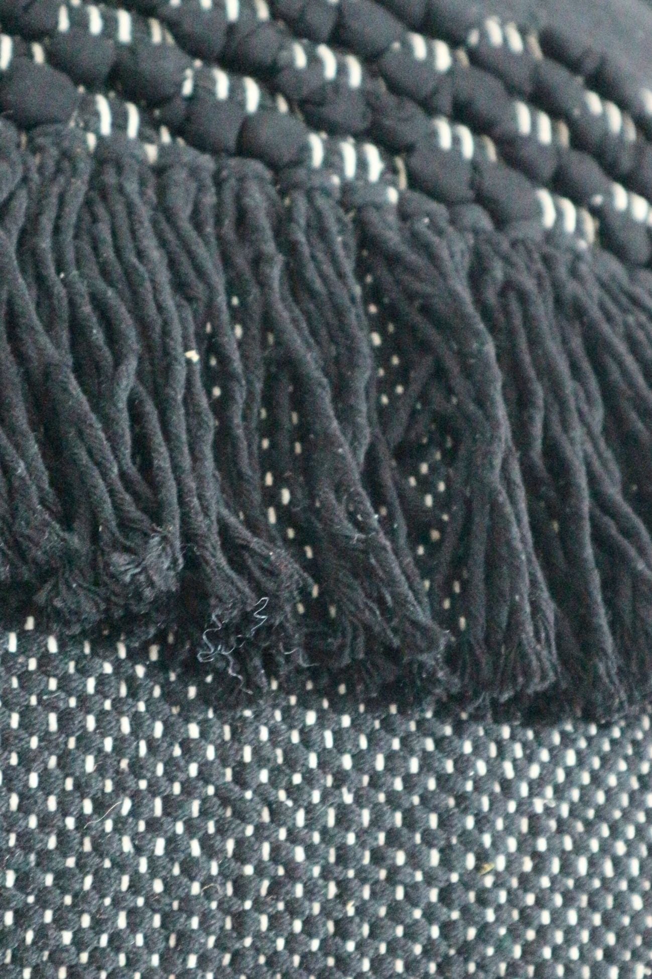 Luxe Lodge Rebi Rebi - Cuscino arredo nero imbottito in cotone con frange in stile boho | Luxe Lodge