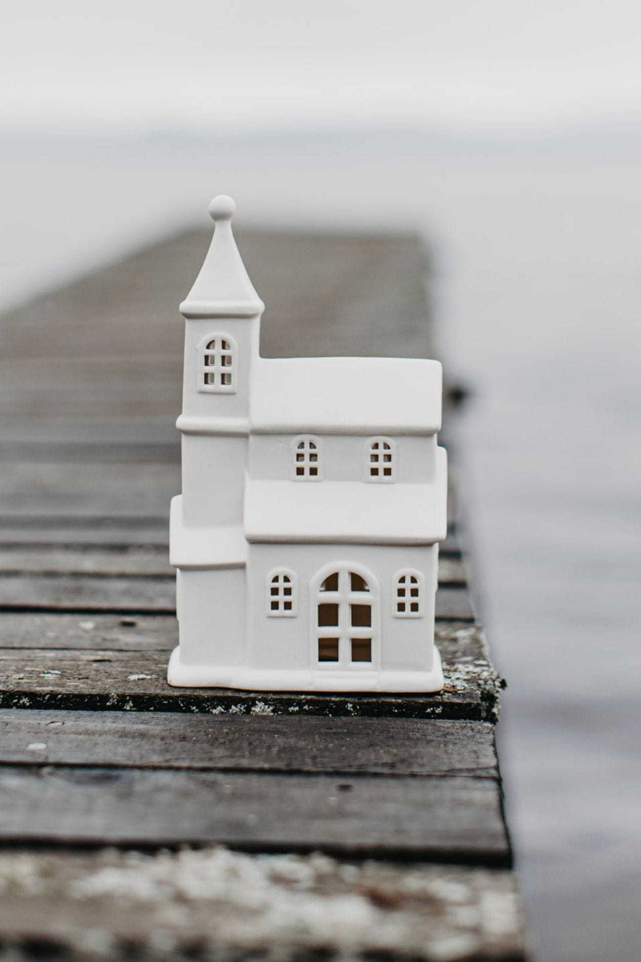 Storefactory Scandinavia Byn Byn - Chiesa decorativa in ceramica opaca bianca | Storefactory Scandinavia