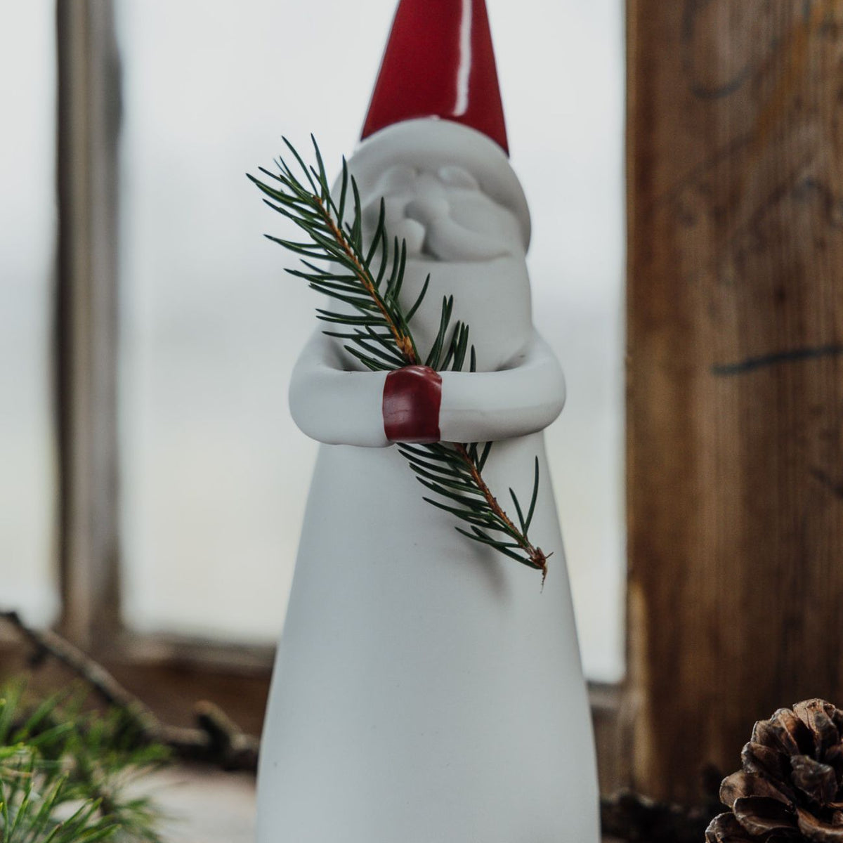 Loke Babbo Natale in ceramica opaca bianca con cappello rosso