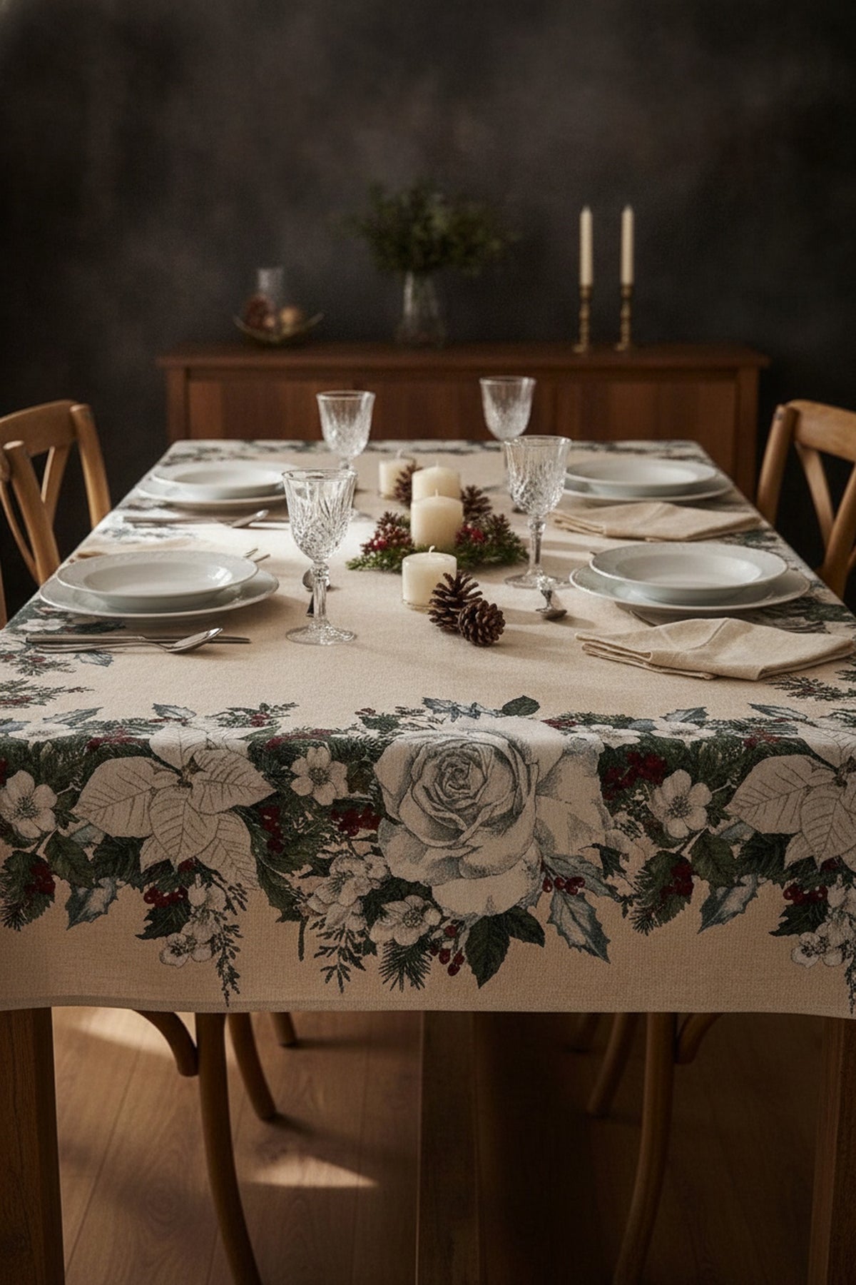 Elleboro tovaglia in un allestimento natalizio elegante con cristalli e pigne