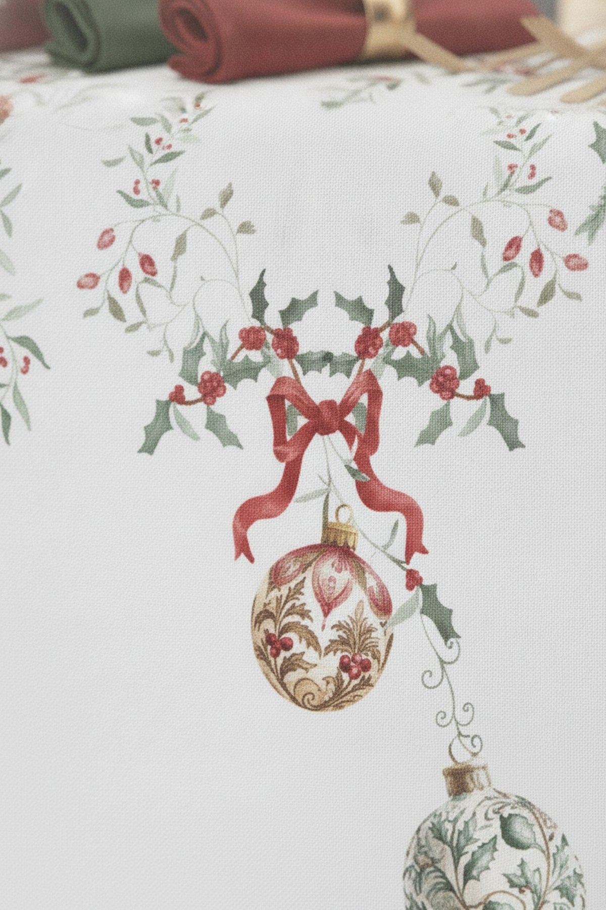 Christmas Eve tovaglia, dettaglio della stampa con agrifoglio e pallina