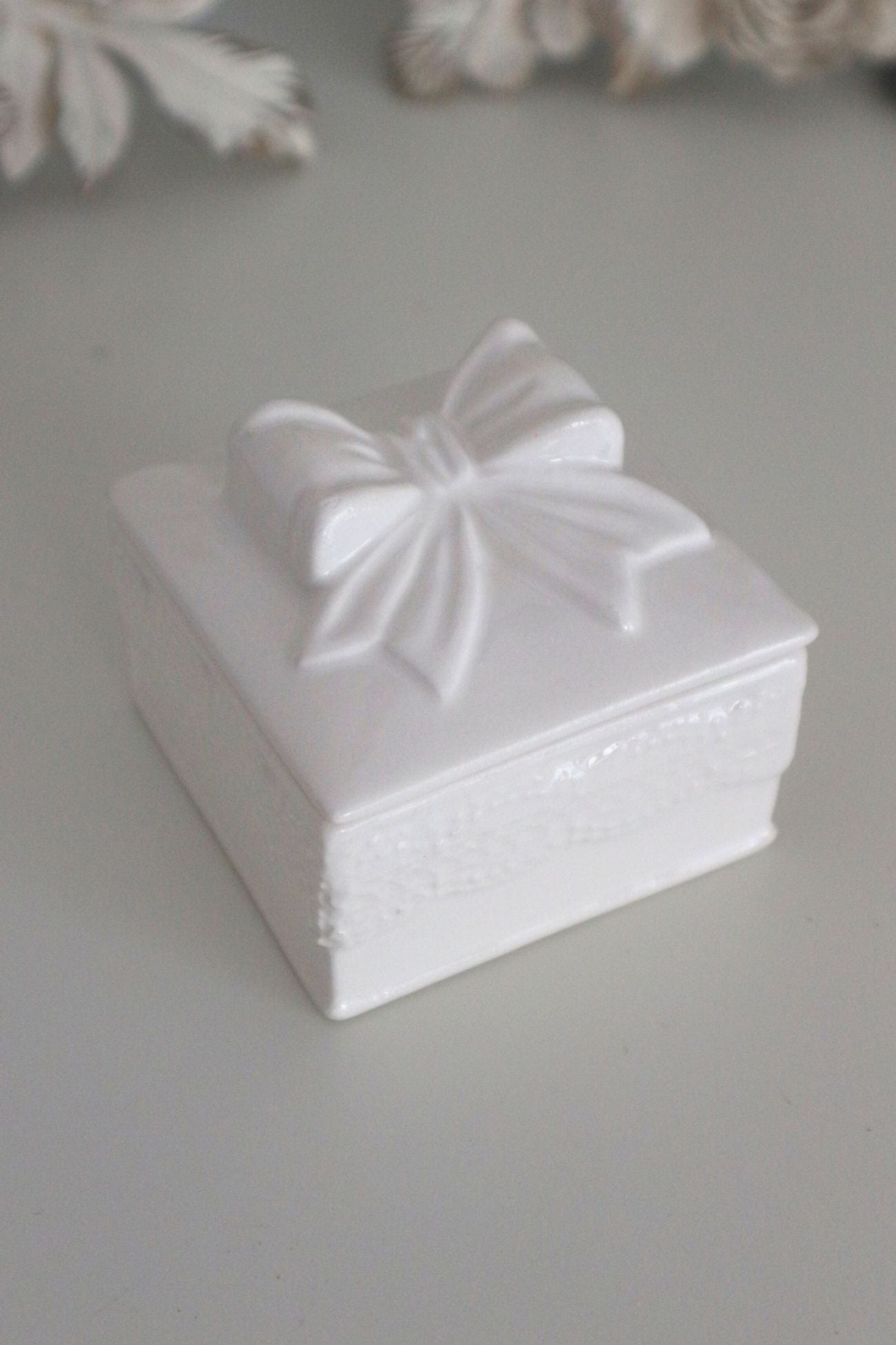 Blanc MariClo' Flocon Flocon - Flocon - Cofanetto portagioie a forma di regalo in ceramica bianca | Blanc MariClo'