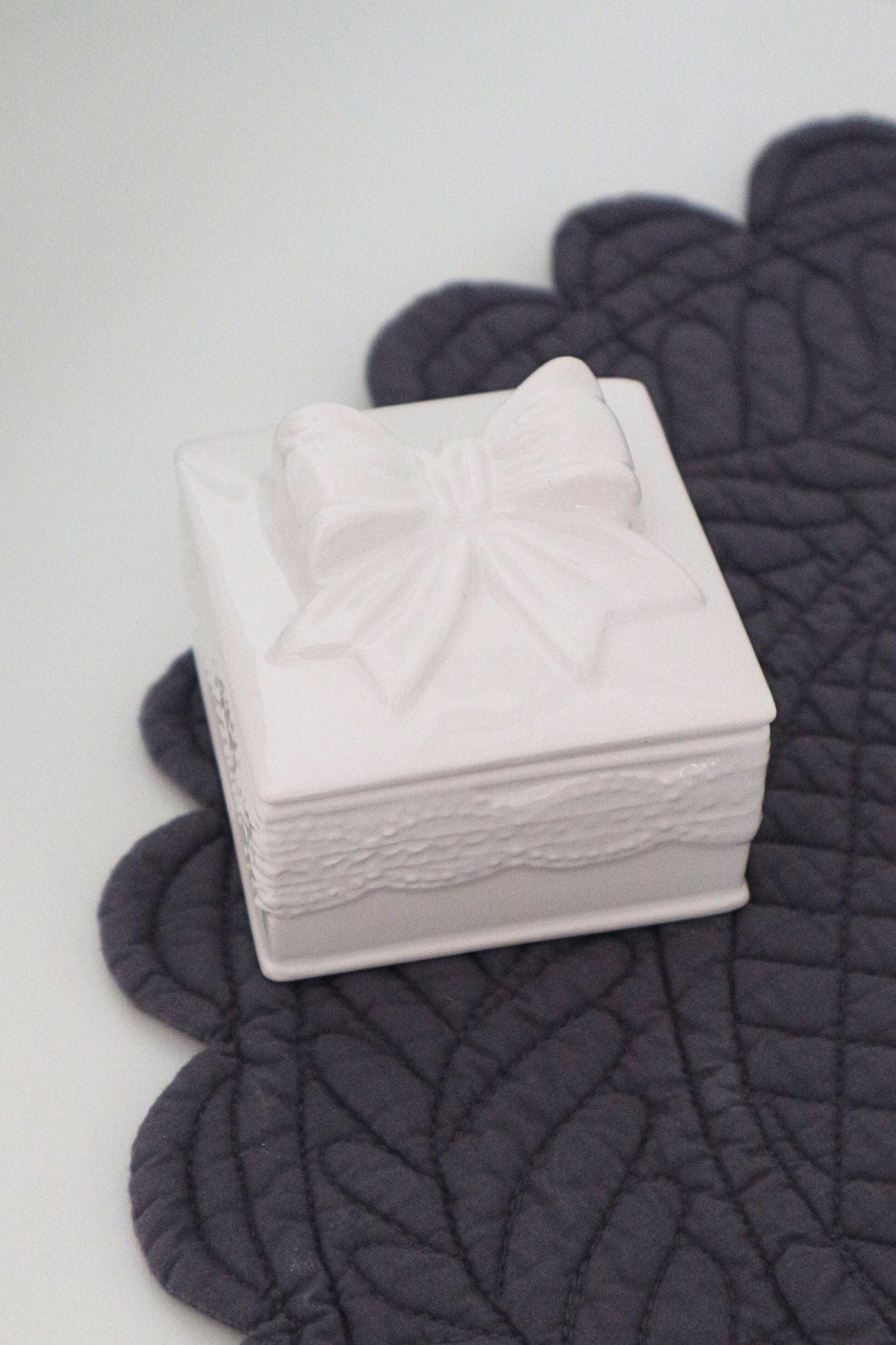 Blanc MariClo' Flocon Flocon - Flocon - Cofanetto portagioie a forma di regalo in ceramica bianca | Blanc MariClo'