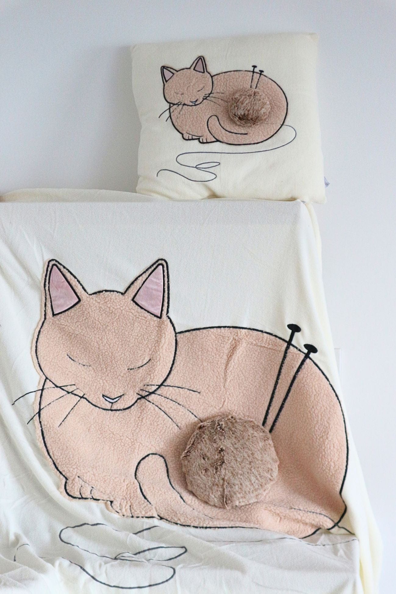 Blanc MariClo' Lovely Pets Lovely Pets - Set plaid e cuscino con decoro gattino ricamato | Blanc MariClo'