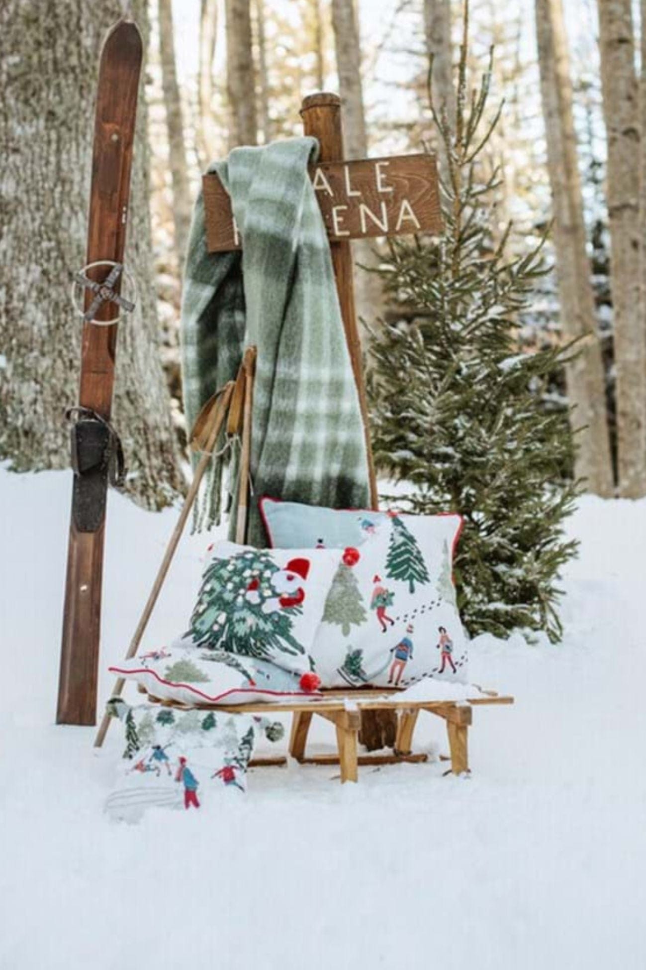 Blanc MariClo' Skier Skier - Cuscino di Natale ricamato con pompon | Blanc MariClo'