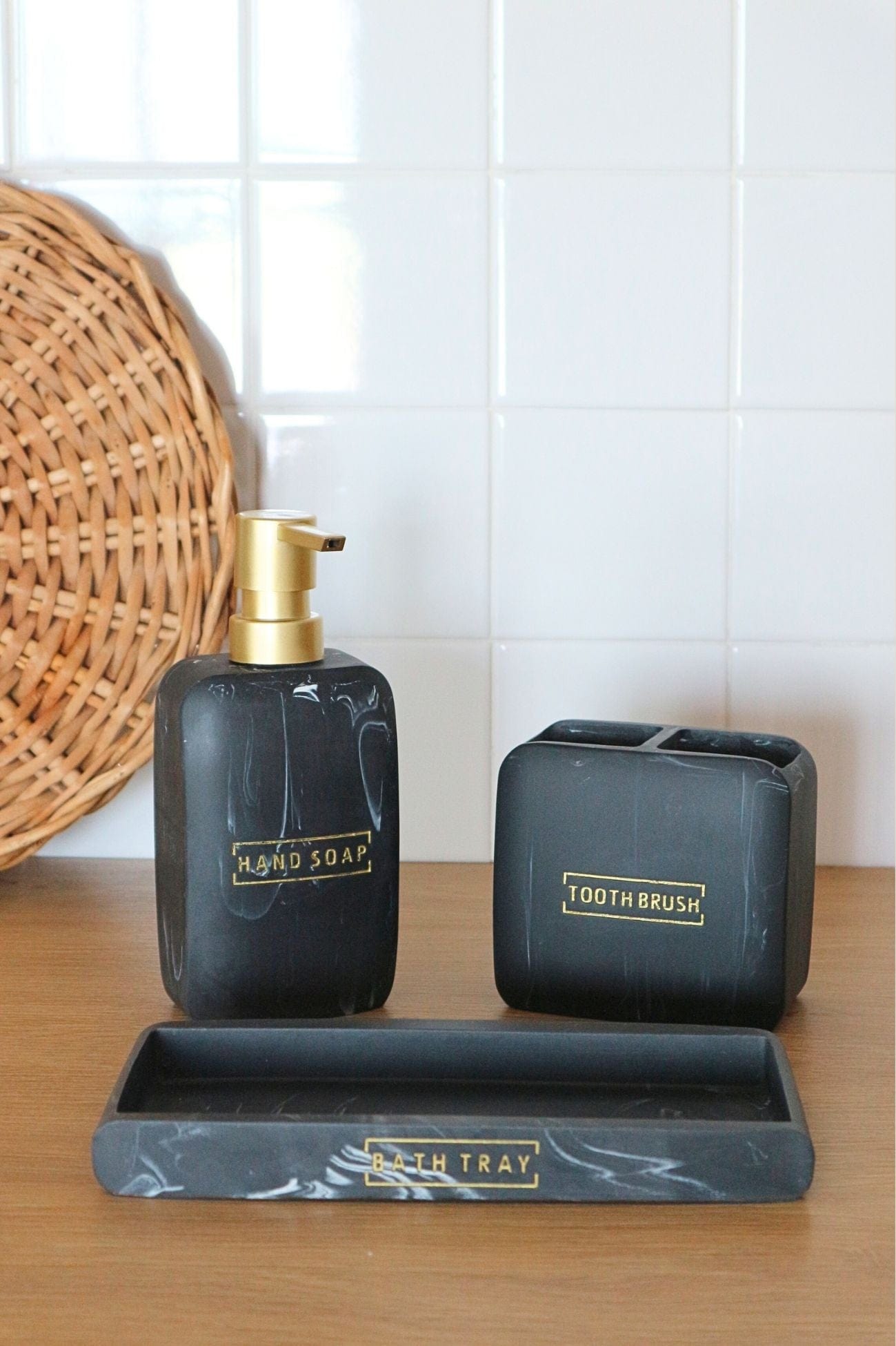 Item International Aron Dosatore di sapone in finto marmo nero e finiture dorate