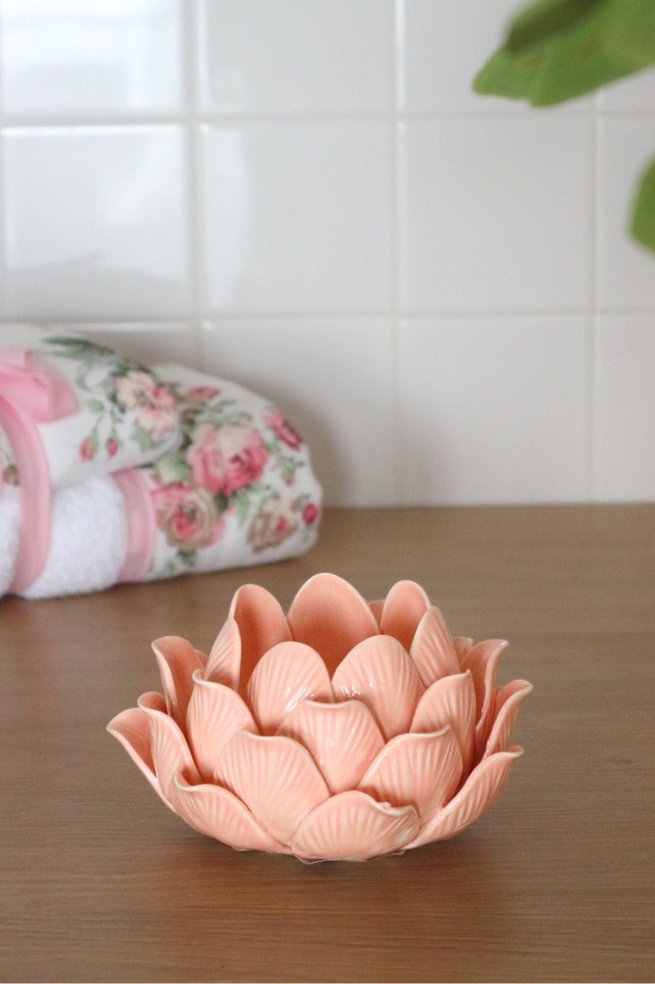 Item International Cirilla Cirilla - Portacandela con petali in ceramica rosa | Item International