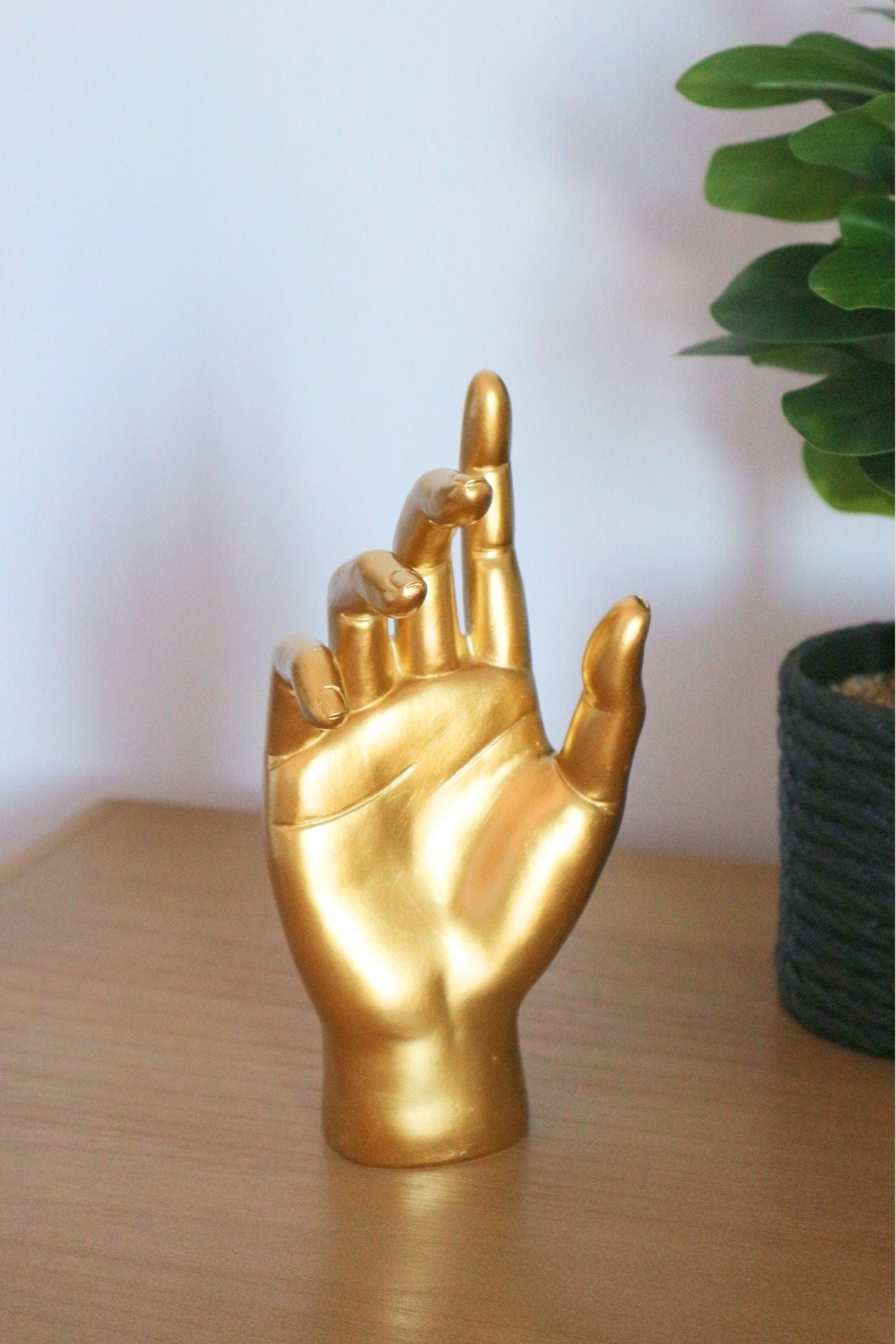 Item International Dagan Dagan - Decorazione in resina a forma di mano dorata | Item International