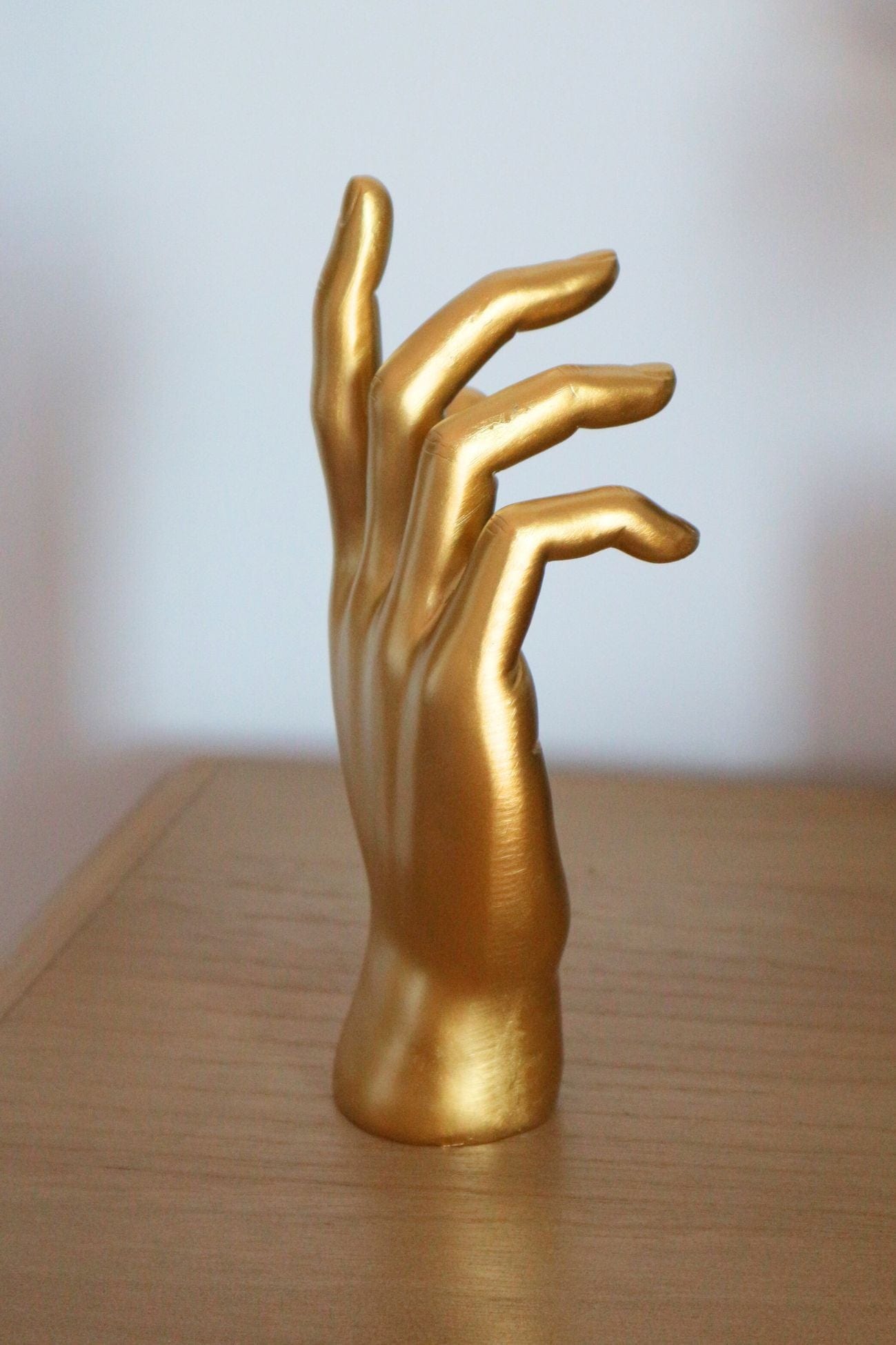 Item International Dagan Dagan - Decorazione in resina a forma di mano dorata | Item International