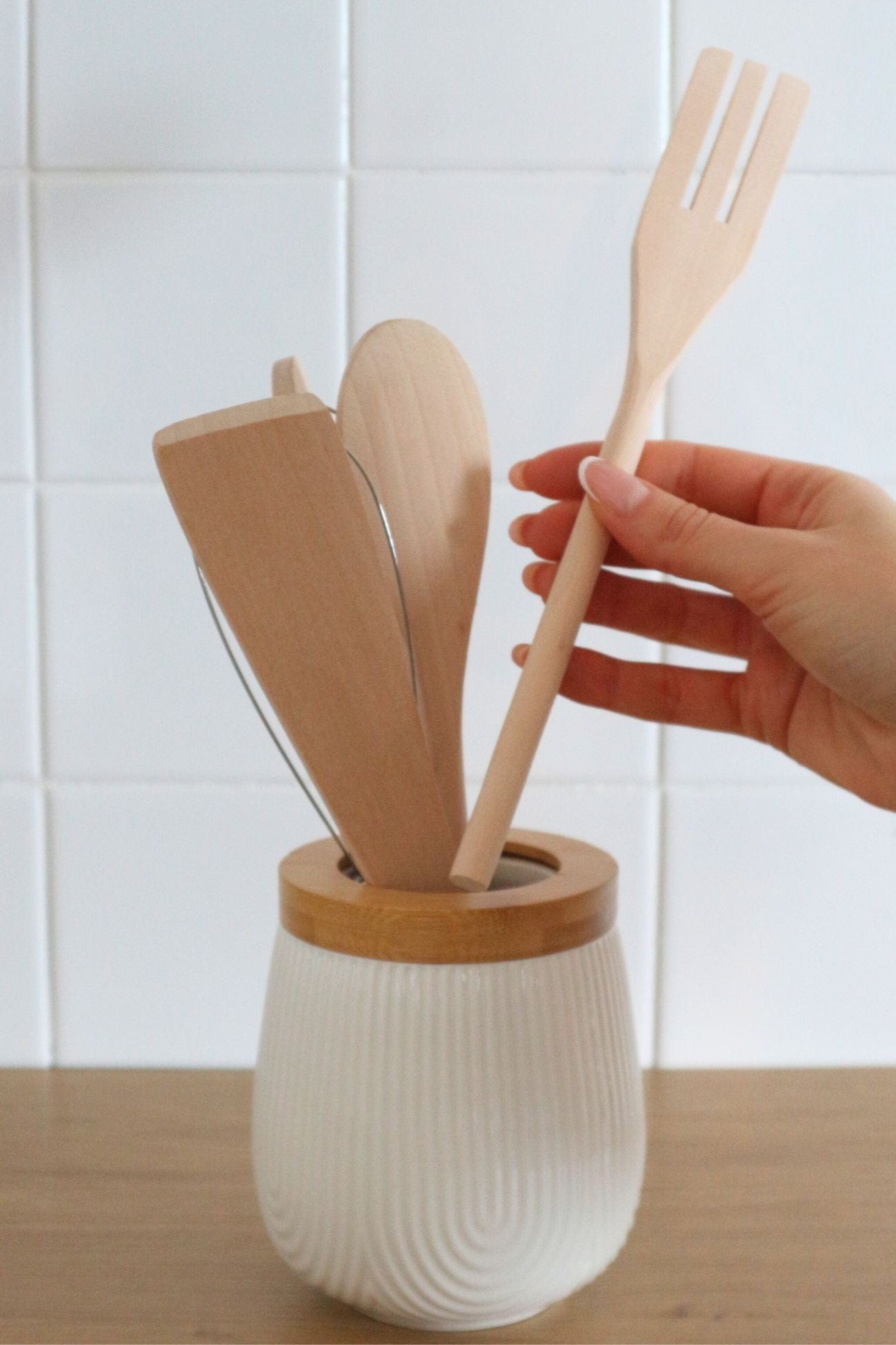 Item International Dana Set di 5 utensili da cucina in bambù e porta utensili in porcellana bianca