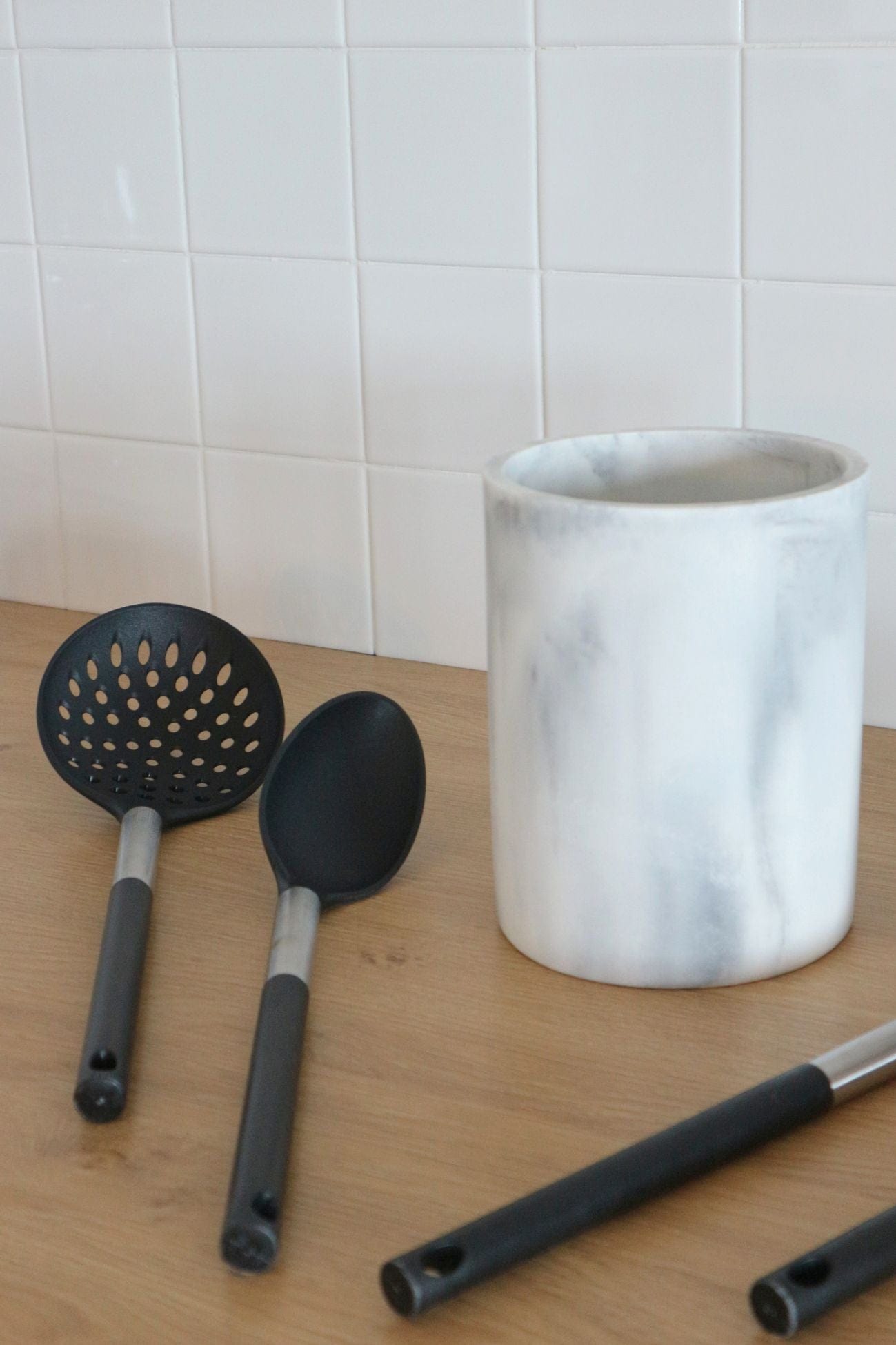 Item International Fran Fran - Set di 4 utensili da cucina e portautensili in resina finto marmo | Item International