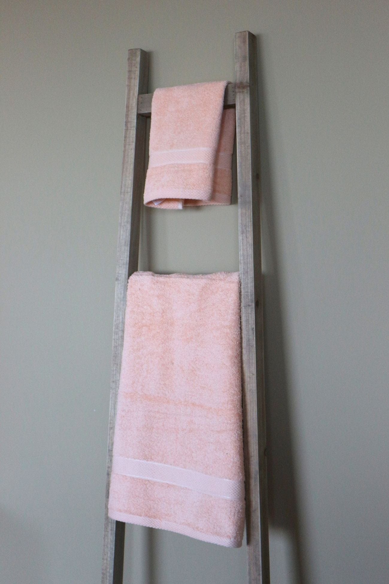 Item International Greta Greta - Scala a pioli porta asciugamani decorativo in legno di abete | Item International
