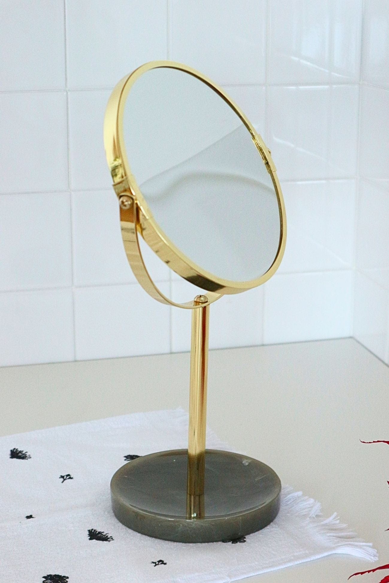 Item International Jibaro Jibaro - Specchio tondo con base in resina dorata e finiture dorate | Item International