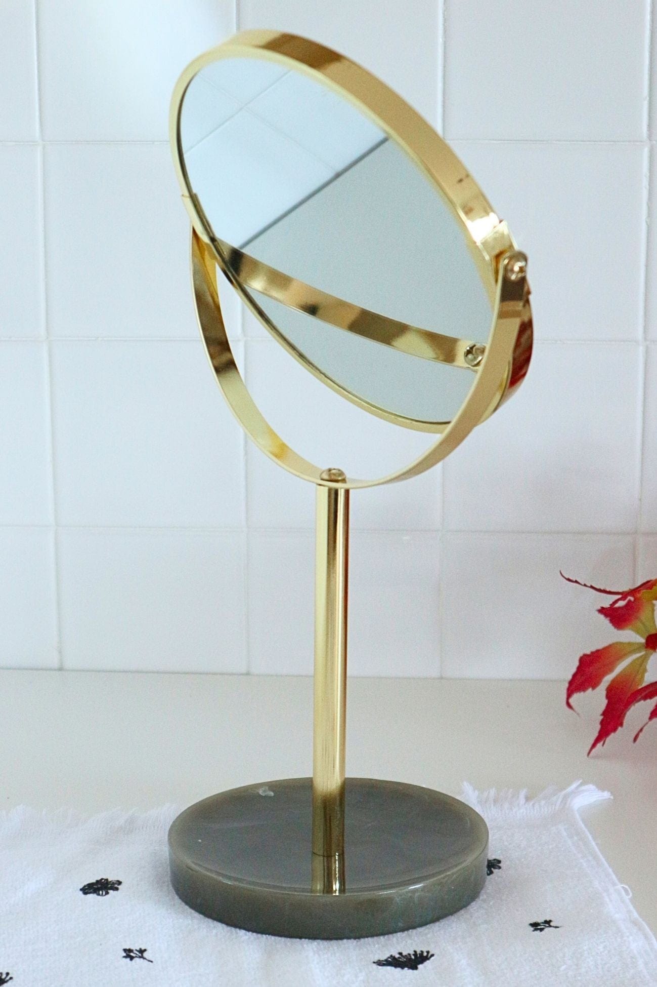Item International Jibaro Jibaro - Specchio tondo con base in resina dorata e finiture dorate | Item International